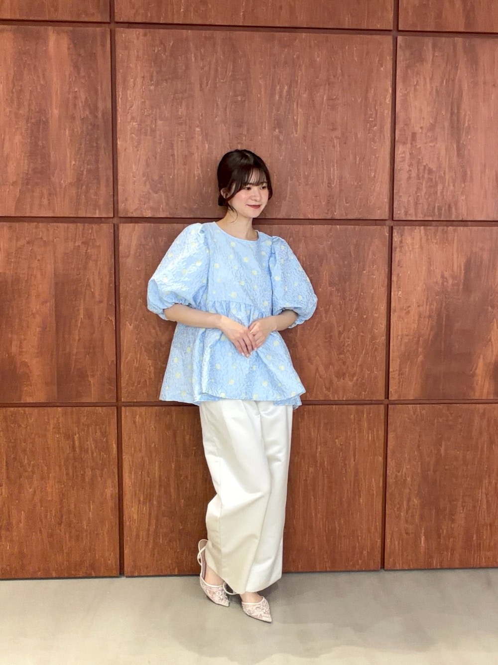 ブルー系のシャツ/ブラウス、ホワイト系のその他パンツを着用したレディースの春コーディネートの1枚目の写真