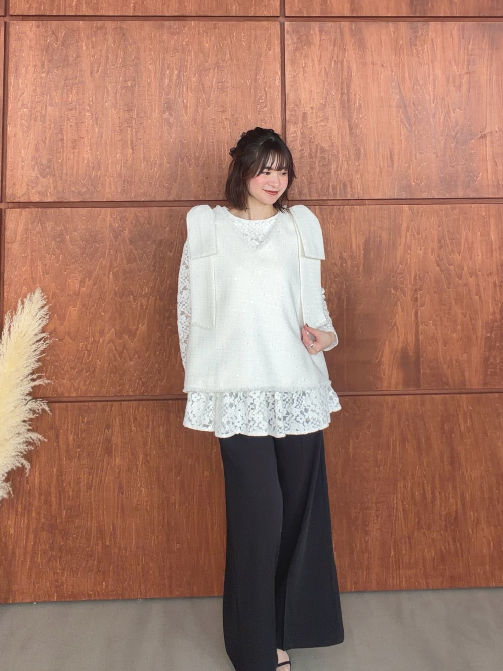 ホワイト系のベスト、ホワイト系のその他トップス、ブラック系のその他パンツを着用したレディースの春コーディネートの1枚目の写真