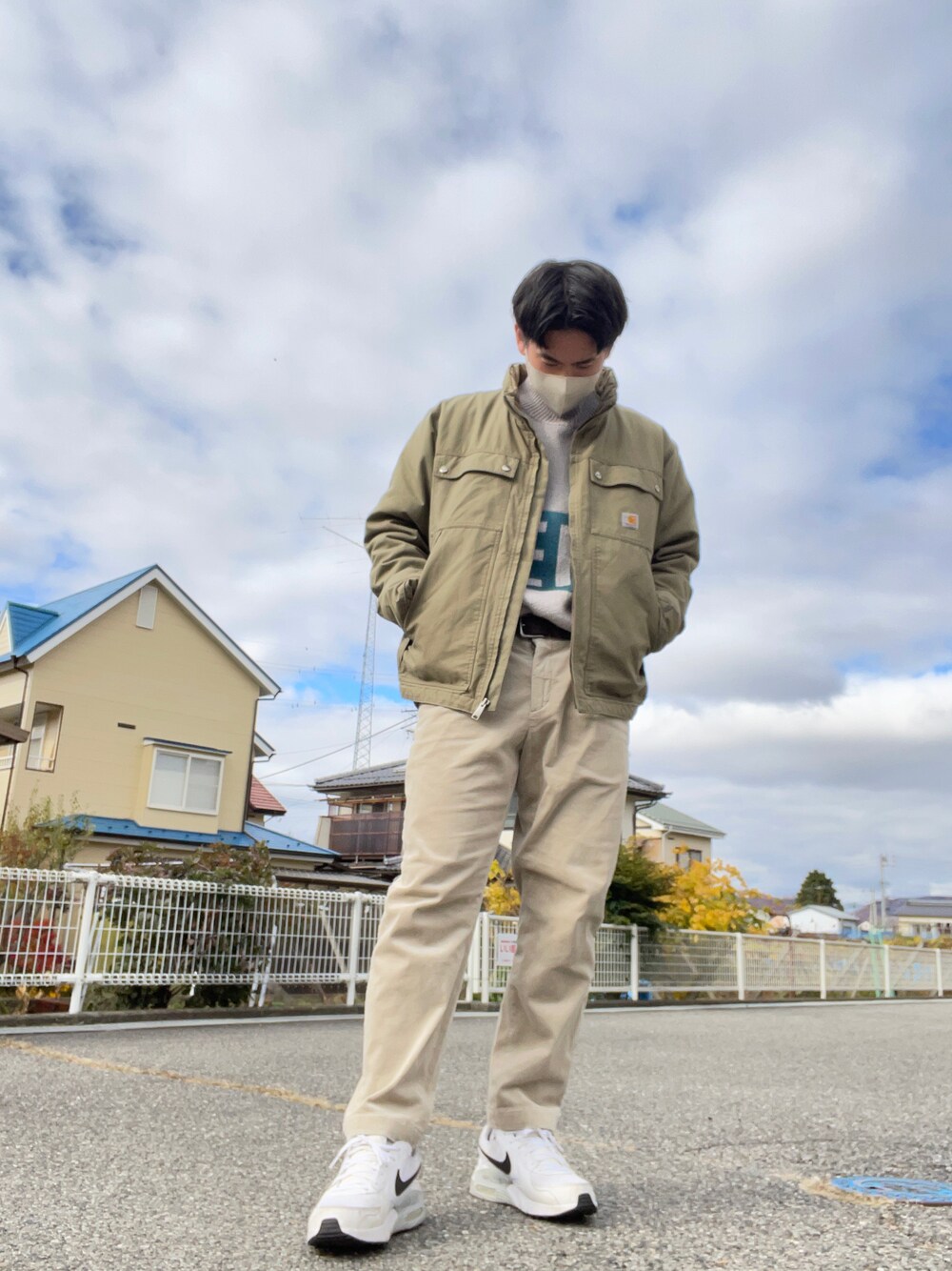 「秋冬コーデ、きれいめカジュアル、秋コーデ、ニット、服好きな人と繋がりたい、ニットコーデ、ミリタリージャケット、古着、古着コーデ、古着好きな人と繋がりたい、コーデュロイパンツ、ナイキエアマックス、カジュアルコーデ、キレイめ、古着MIX」｜「Carharttのアイテム（ミリタリージャケット、グリーン系）」を使った、eeyan.jpさん（メンズ・174cm）の秋コーディネートの1枚目の写真