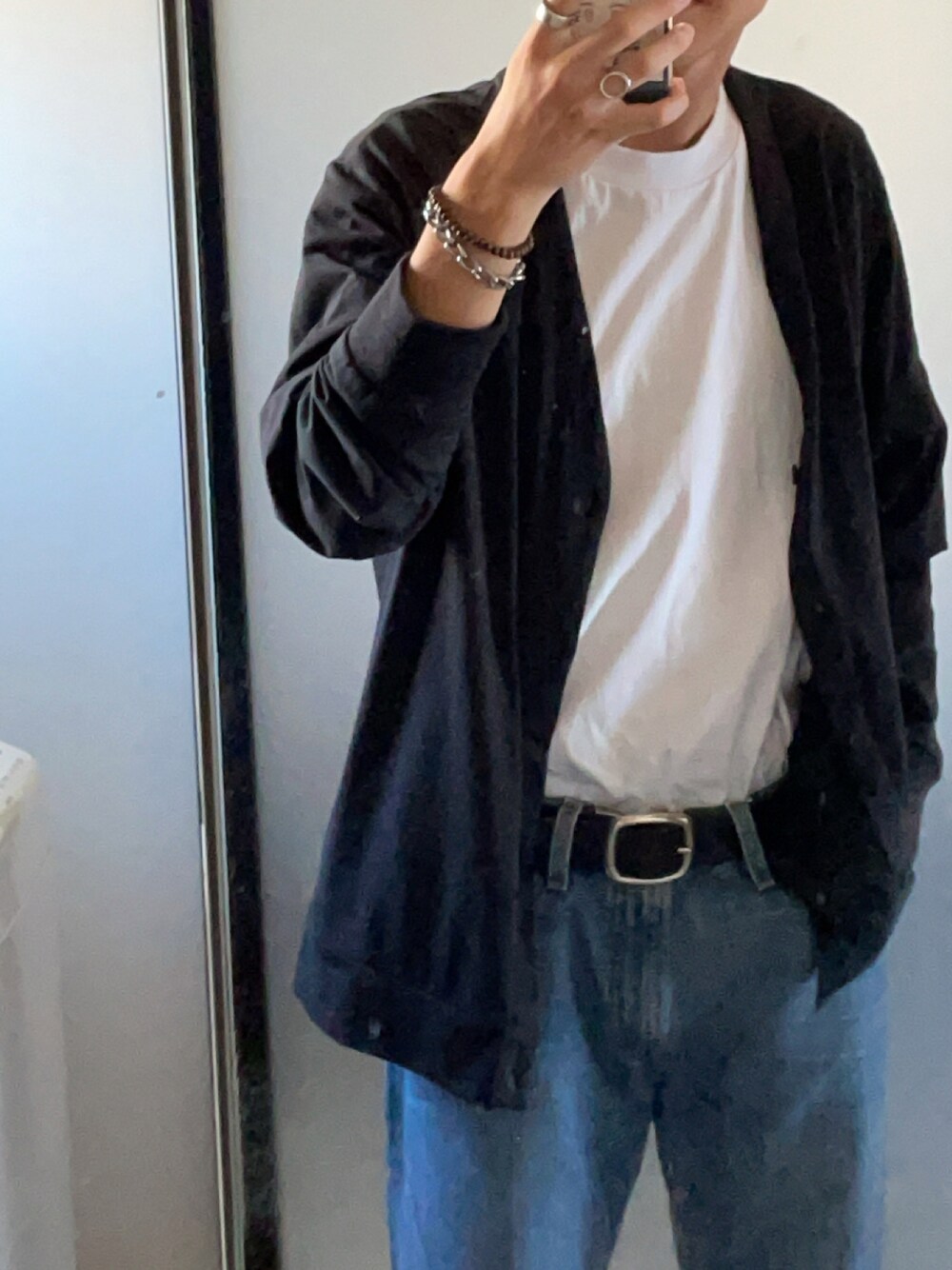 ホワイト系のTシャツ/カットソー、ブラック系のカーディガン/ボレロ、その他のデニムパンツを着用したメンズの夏コーディネートの1枚目の写真