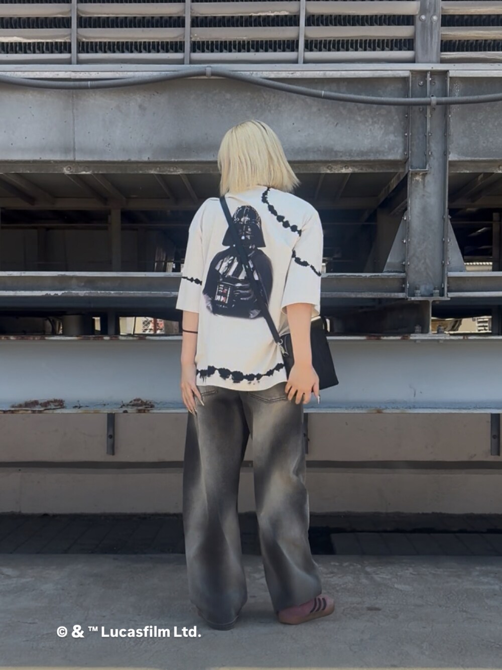 ホワイト系のTシャツ/カットソー、ブラック系のその他パンツ、ブラック系のショルダーバッグを着用したレディースの夏コーディネートの1枚目の写真