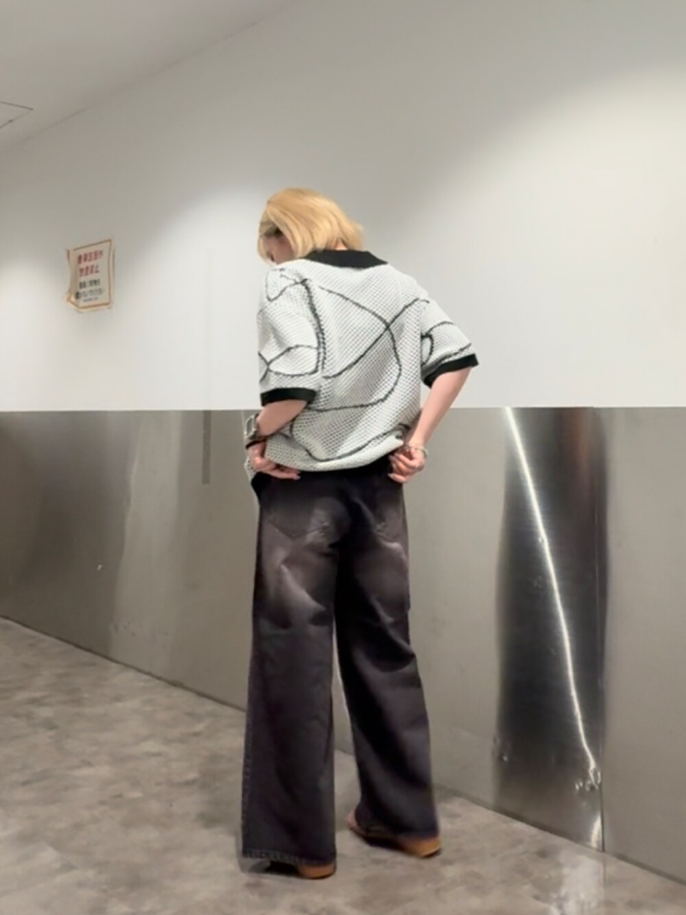 ホワイト系のニット/セーター、ブラック系のデニムパンツを着用したレディースの夏コーディネートの1枚目の写真