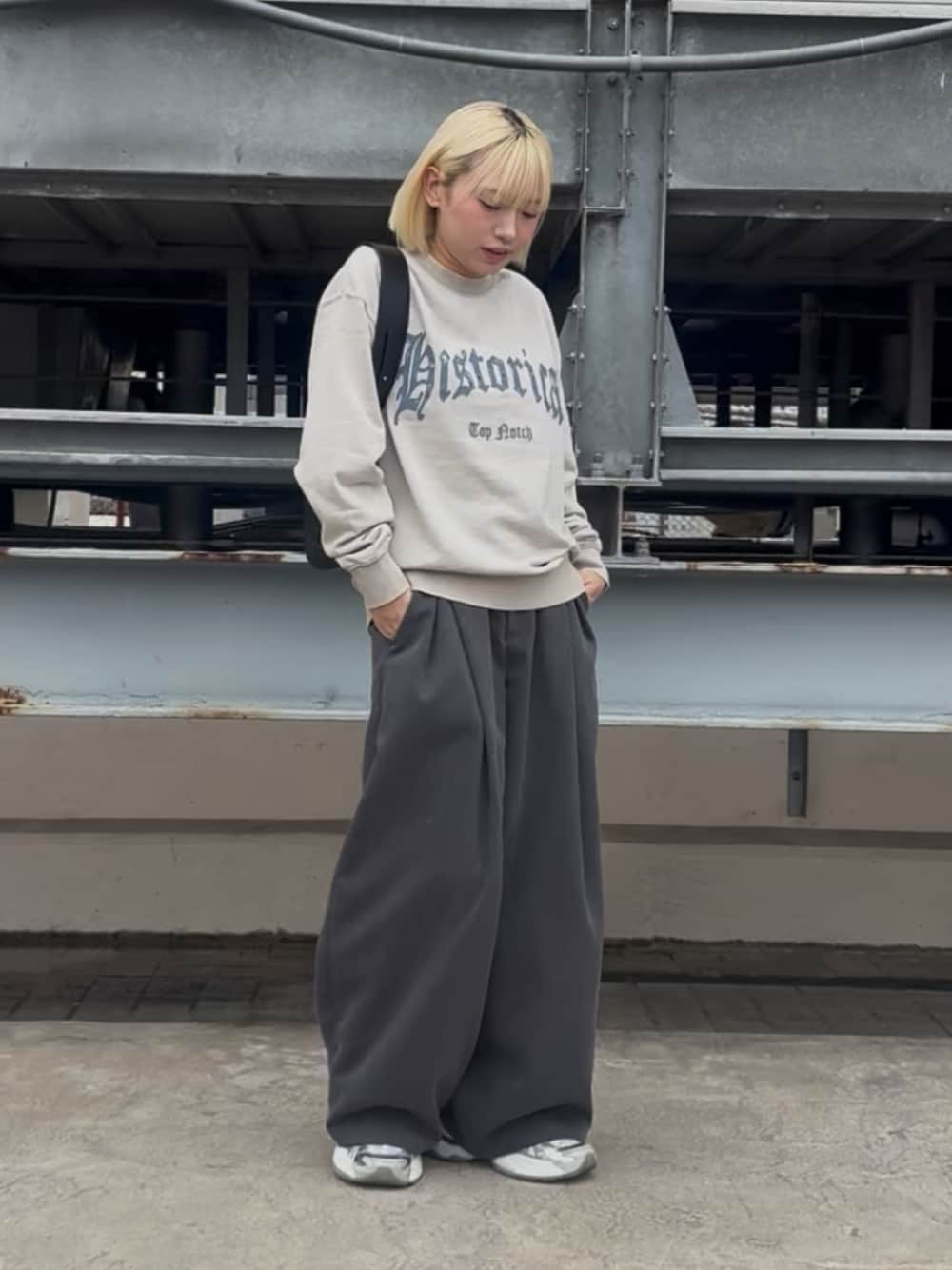グレー系のスウェット、グレー系のその他パンツ、ブラック系のショルダーバッグを着用したレディースの秋コーディネートの1枚目の写真