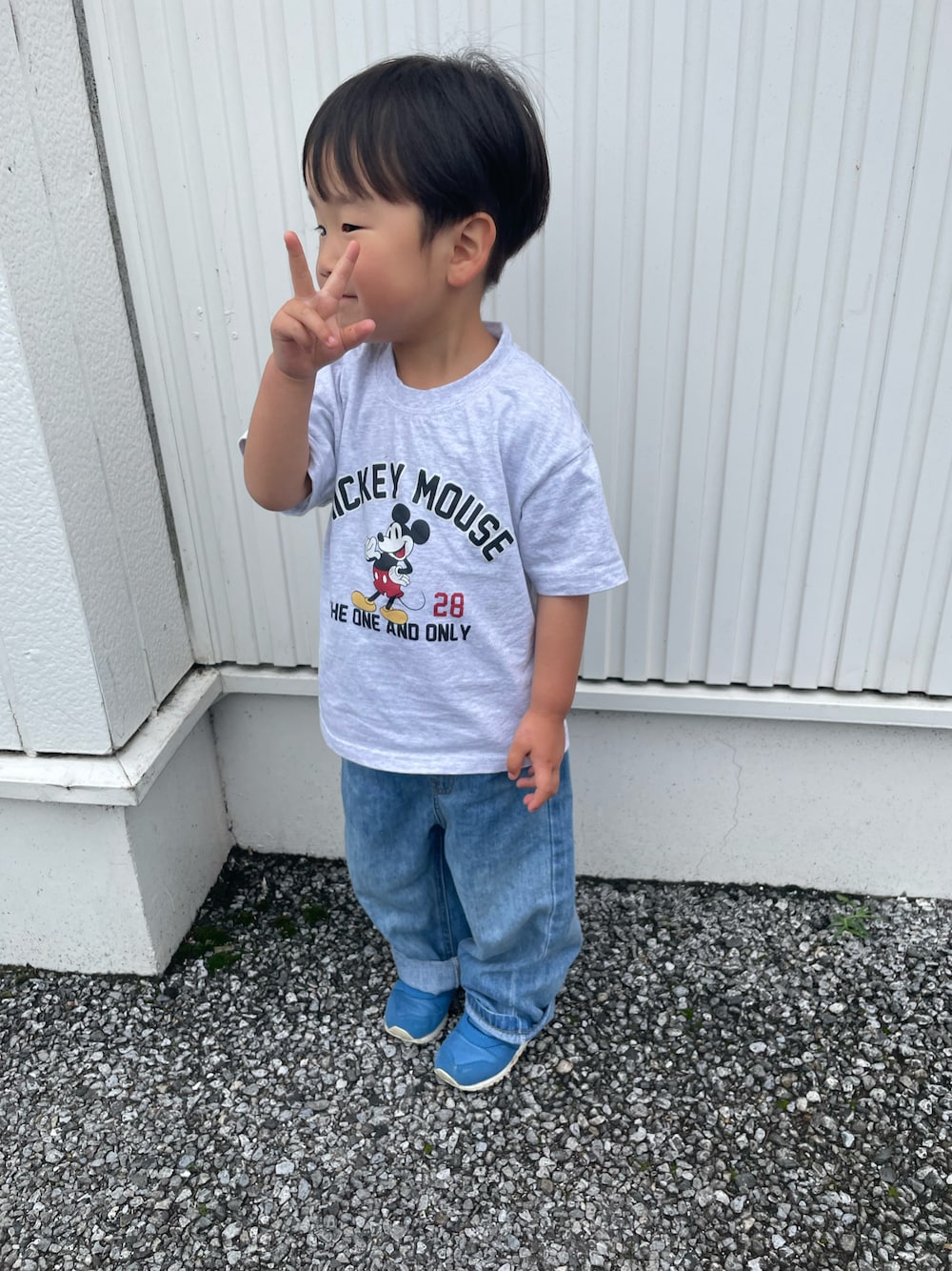「しまむらのアイテム（Tシャツ/カットソー、ホワイト系）」を使った、haru♡坊さん（キッズ・100cm）の春コーディネートの1枚目の写真