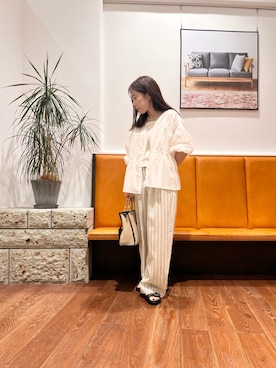 「URBAN RESEARCH DOORS（アーバンリサーチドアーズ）の『UR TECH』コットンギャザーVネックブラウス（シャツ/ブラウス、ホワイト系）」を使った、ASADAさん（レディース・160cm）の春コーディネート