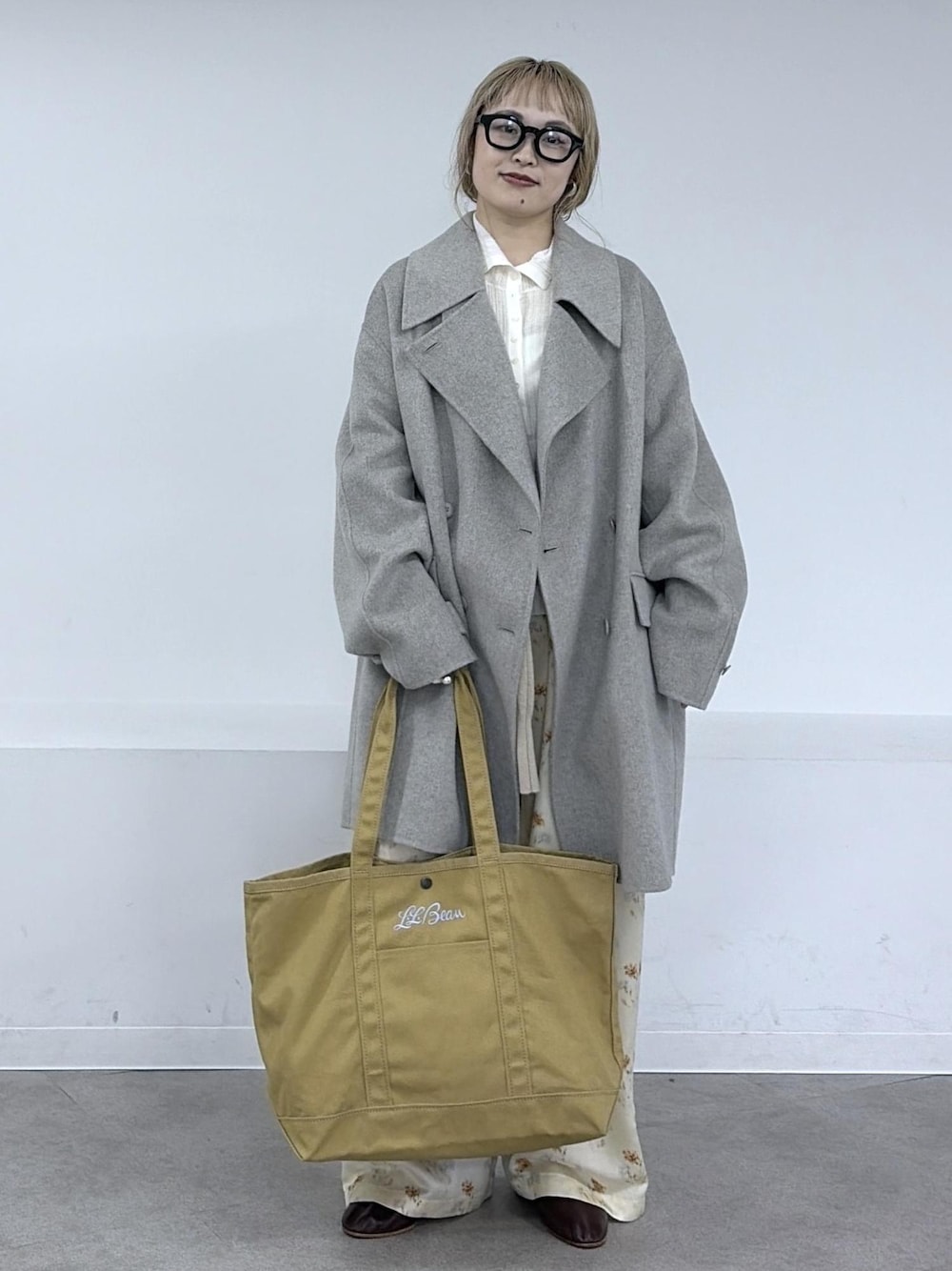 ベージュ系のピーコート、ベージュ系のその他パンツ、ホワイト系のTシャツ/カットソーを着用したレディースの秋コーディネートの1枚目の写真