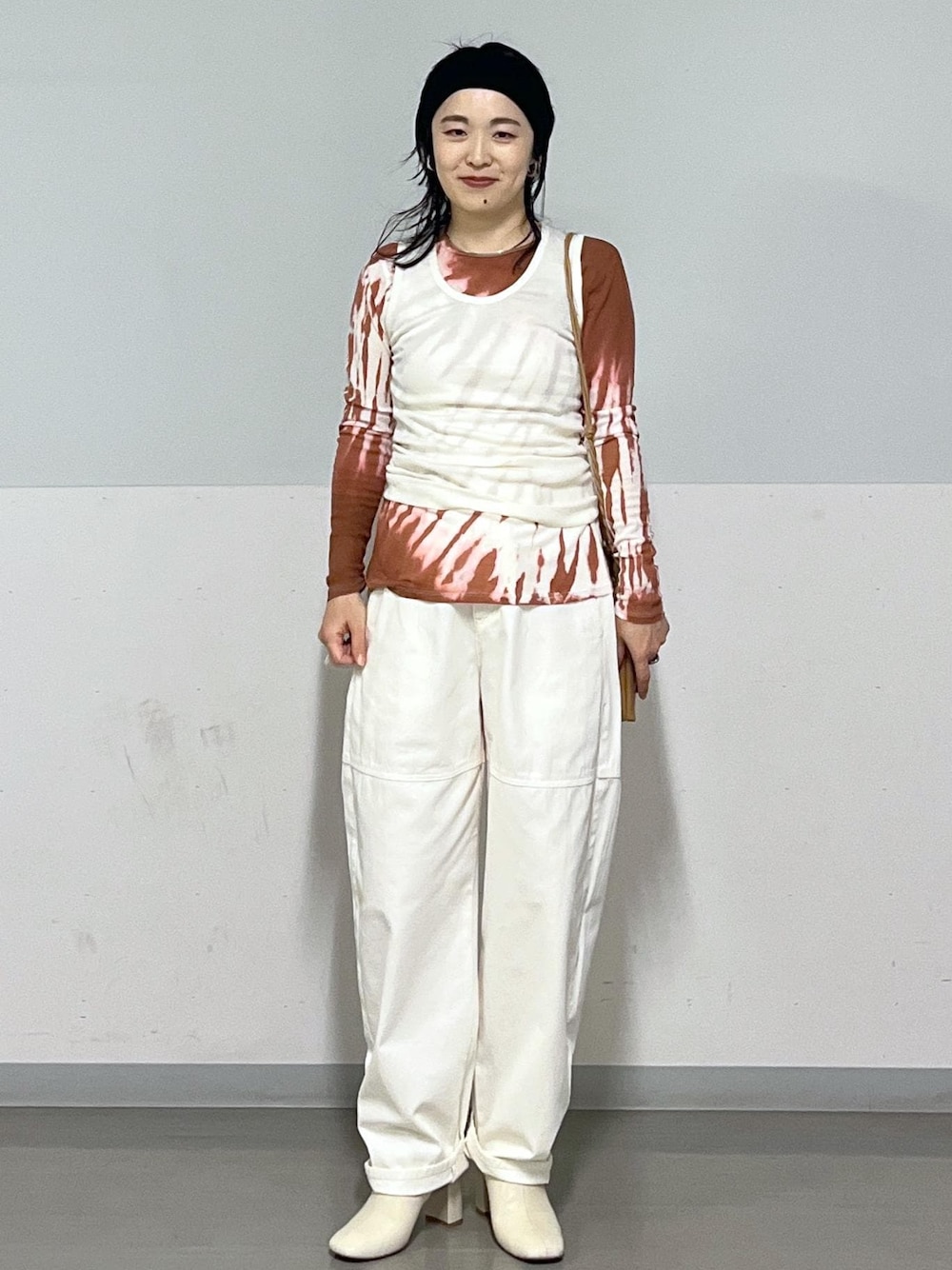 ホワイト系のその他パンツ、ブラウン系のTシャツ/カットソー、ベージュ系のショルダーバッグを着用したレディースの春コーディネートの1枚目の写真