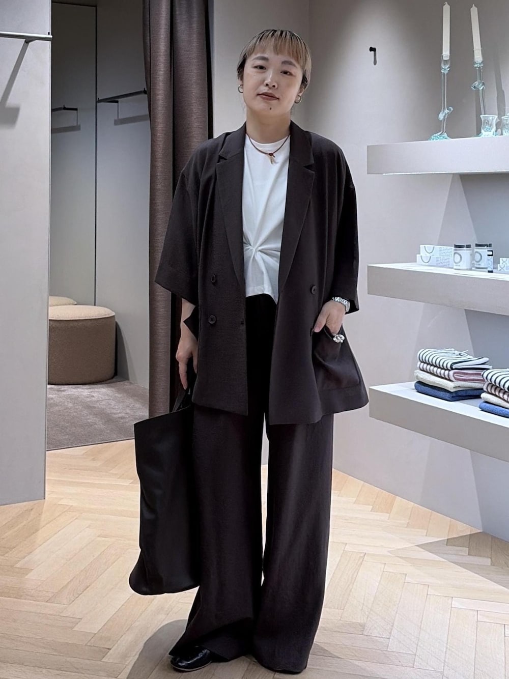 ホワイト系のTシャツ/カットソー、ブラウン系のその他パンツ、ブラウン系のテーラードジャケットを着用したレディースの夏コーディネートの1枚目の写真