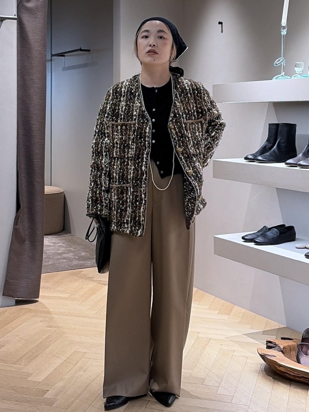 ベージュ系のその他パンツ、ブラック系のその他シューズ、ブラック系のカーディガン/ボレロを着用したレディースの秋コーディネートの1枚目の写真