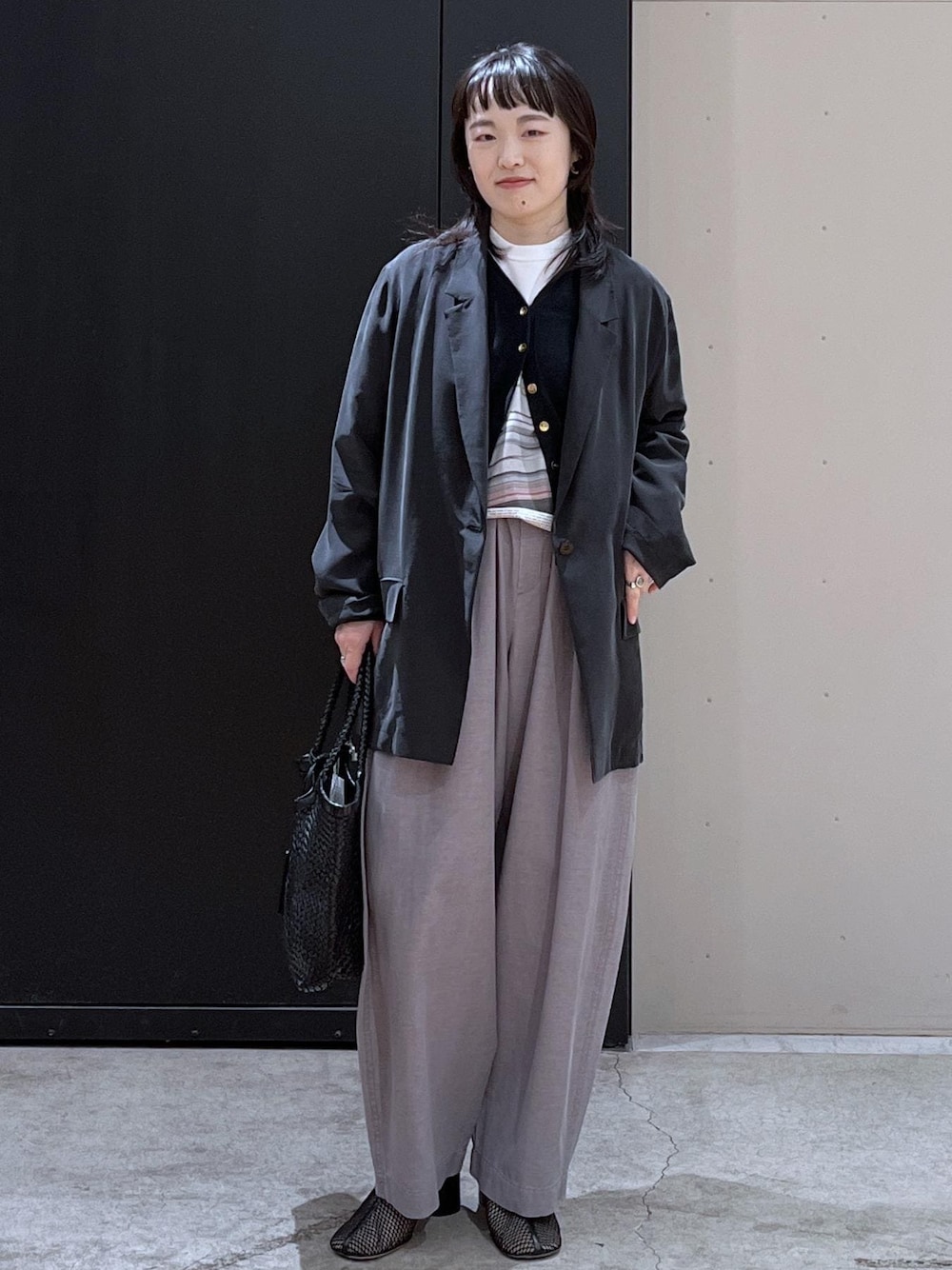 グリーン系のその他パンツ、ブラック系のテーラードジャケット、ホワイト系のTシャツ/カットソーを着用したレディースの春コーディネートの1枚目の写真