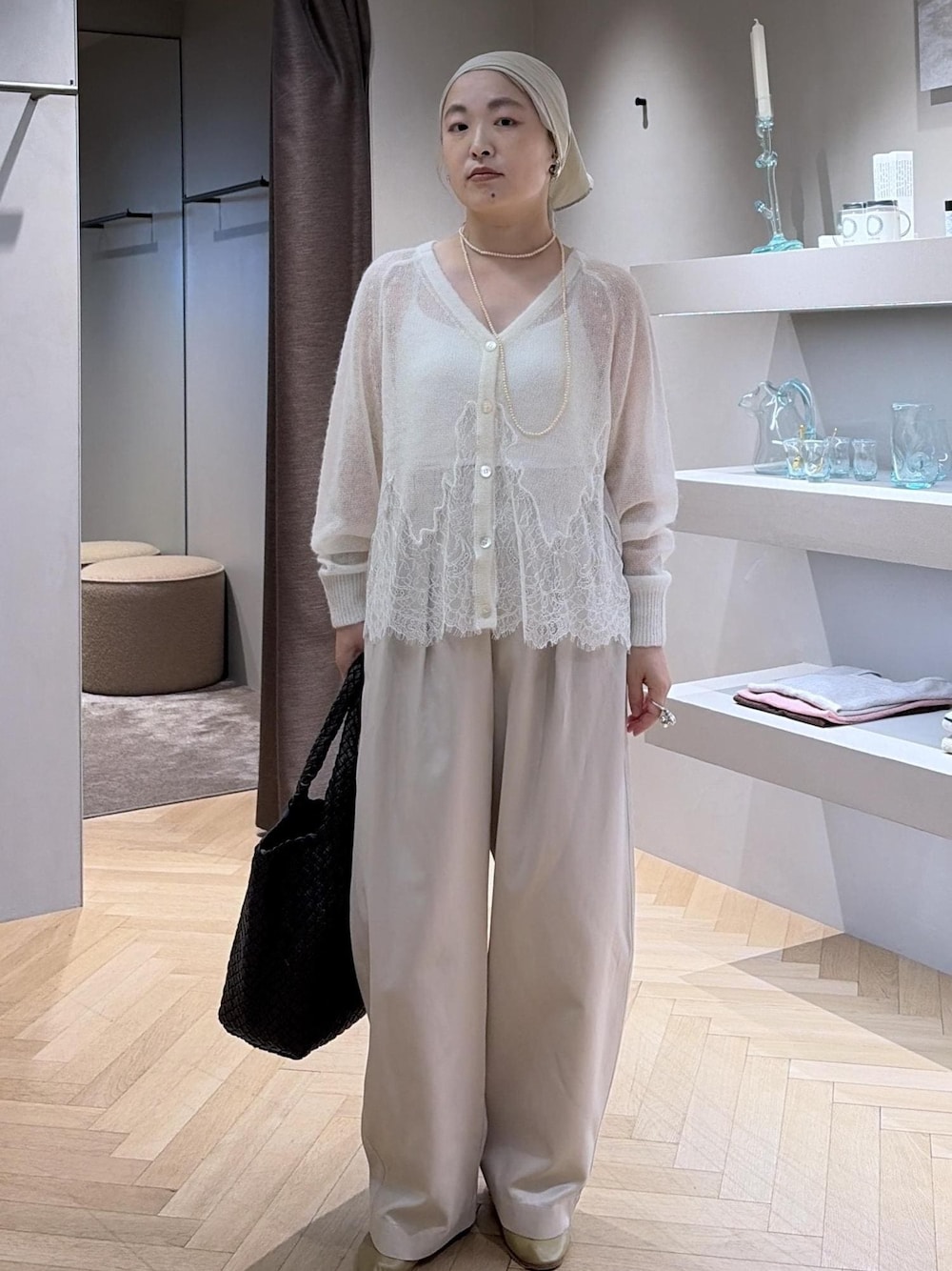 ホワイト系のその他パンツ、ホワイト系のカーディガン/ボレロ、ブラック系のトートバッグを着用したレディースの夏コーディネートの1枚目の写真