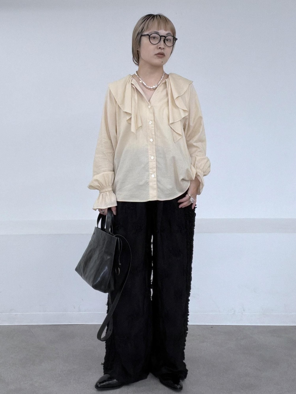 ブラック系のその他パンツ、ベージュ系のシャツ/ブラウスを着用したレディースの夏コーディネートの1枚目の写真