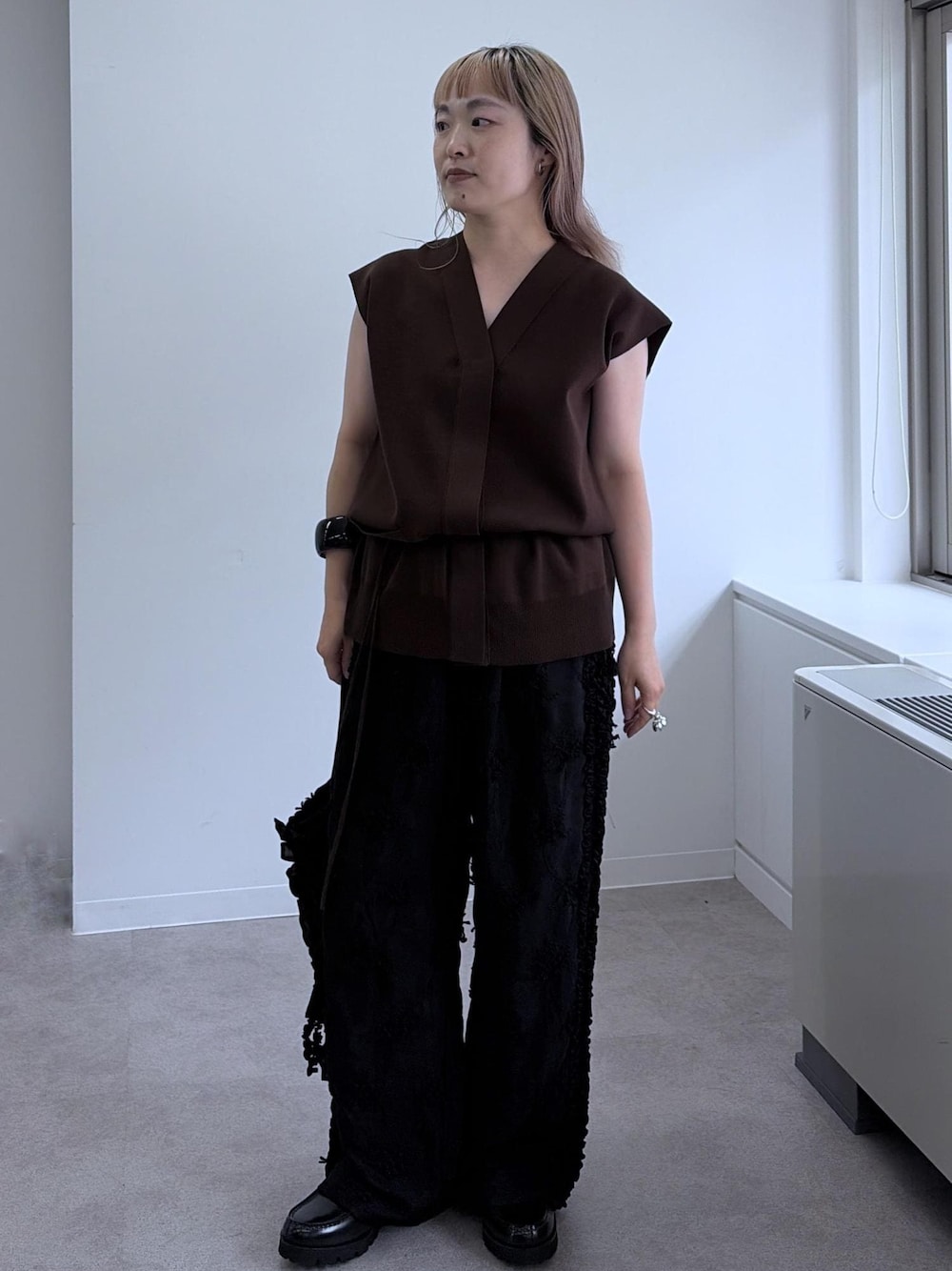 ブラック系のベスト、ブラック系のその他パンツ、ブラック系のトートバッグを着用したレディースの夏コーディネートの1枚目の写真