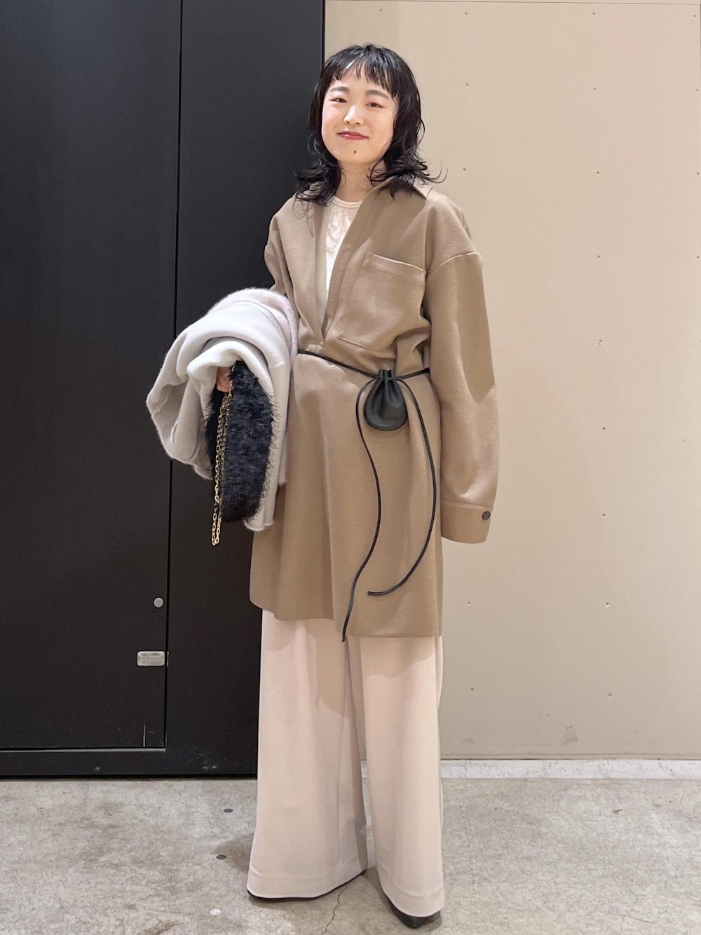 ブラック系のブーツ、イエロー系のワンピース、グレー系のブルゾンを着用したレディースの冬コーディネートの1枚目の写真