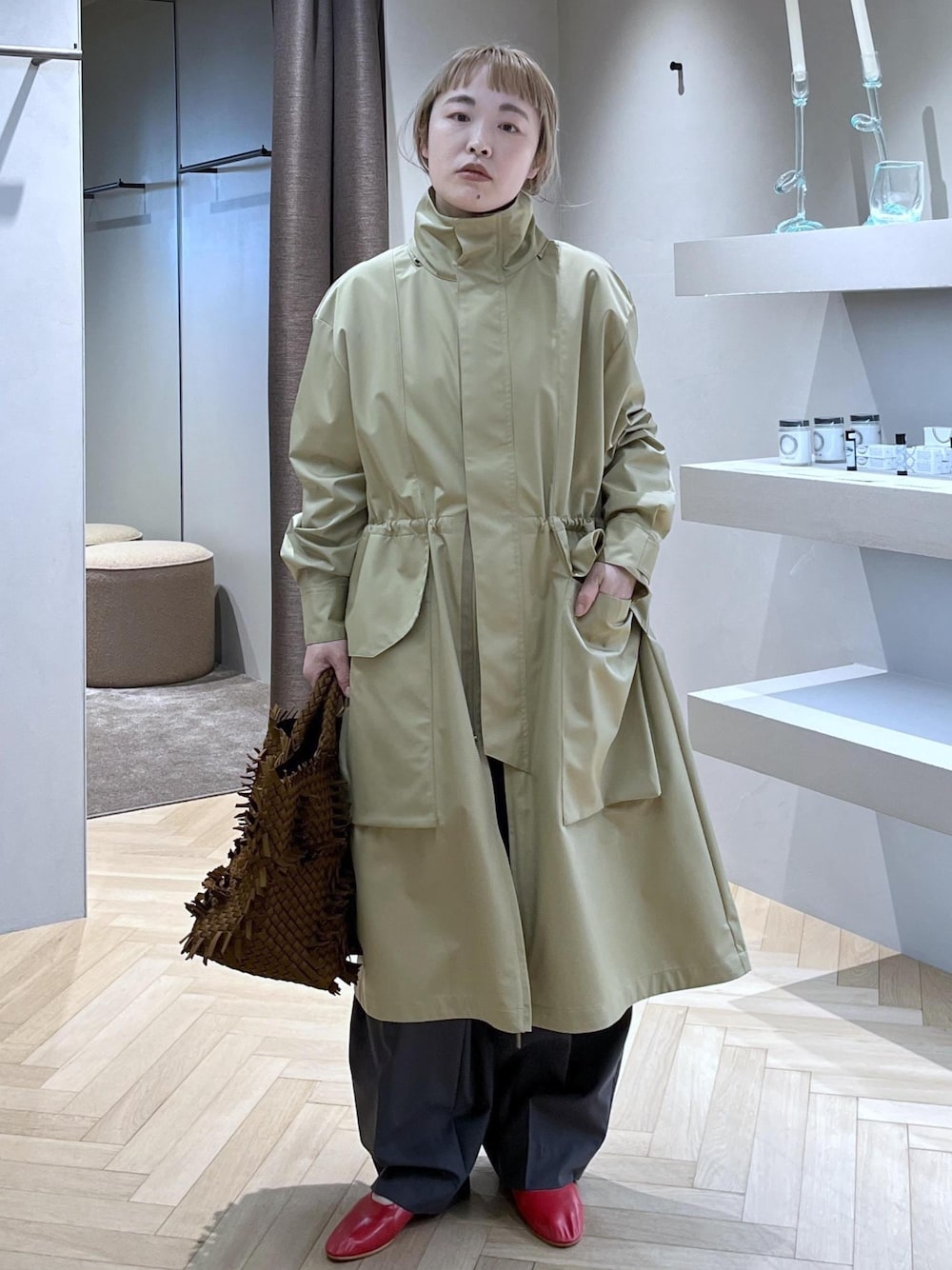 ピンク系のカーディガン/ボレロ、ベージュ系のミリタリージャケット、レッド系のパンプスを着用したレディースの春コーディネートの1枚目の写真