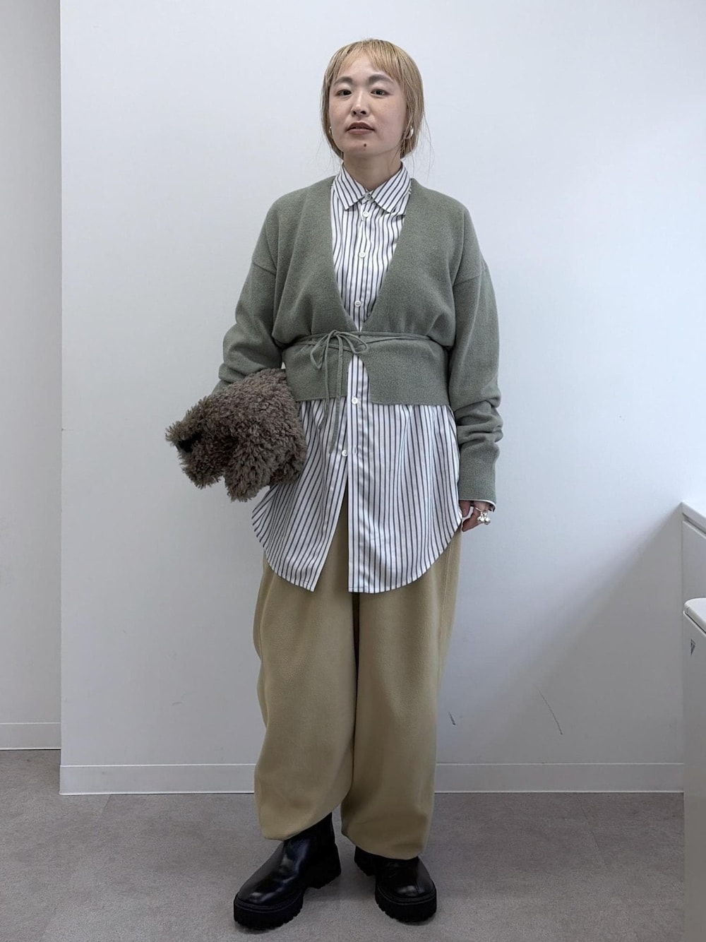 ベージュ系のシャツ/ブラウス、ベージュ系のその他パンツ、グリーン系のカーディガン/ボレロを着用したレディースの秋コーディネートの1枚目の写真