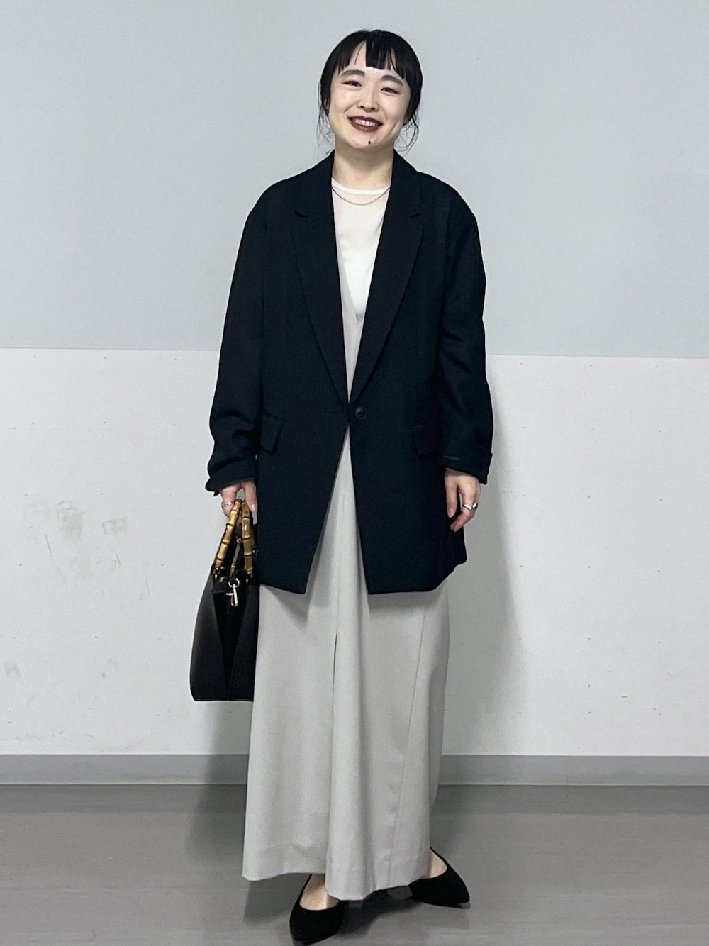 「ジャケット、ブラック、ハンドバッグ、バンブーハンドル、ワンピース、サロンアダムエロペ、SALON adam et ropé、低身長、骨格ウェーブ、イエベ、セレモニー、結婚式、二次会」｜「SALON adam et rope'のシアーベロアタッチクルーネックプルオーバー（Tシャツ/カットソー、ホワイト系）」を使った、kinoさん（レディース・152cm）の春コーディネートの1枚目の写真