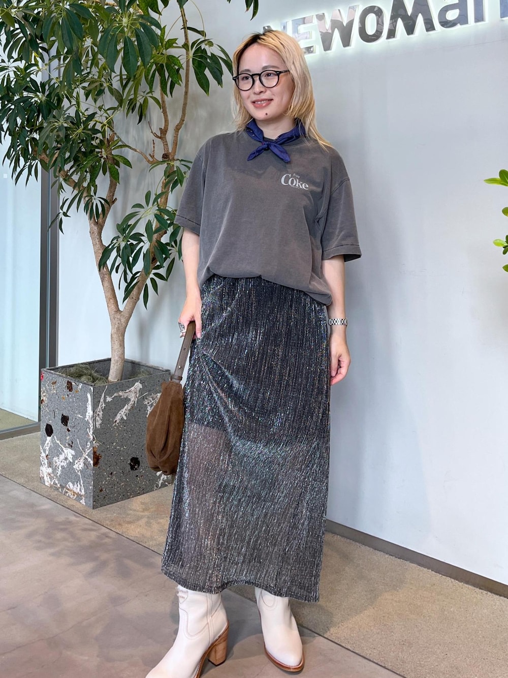 ブラウン系のショルダーバッグ、シルバー系のスカート、グレー系のTシャツ/カットソーを着用したレディースの夏コーディネートの1枚目の写真