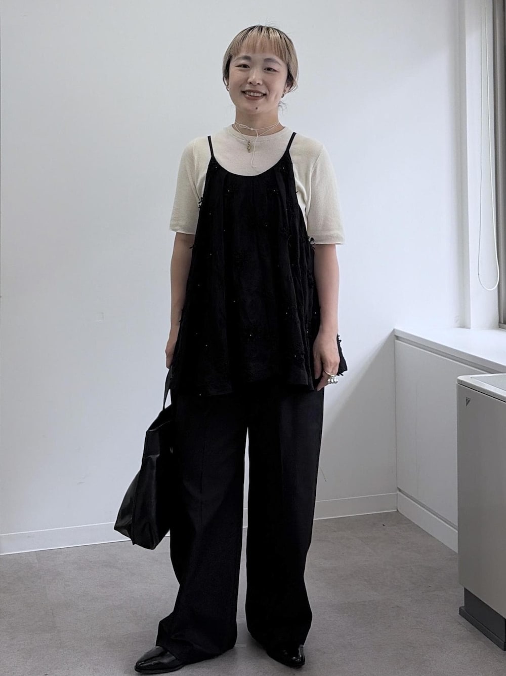 ホワイト系のTシャツ/カットソー、ブラック系のその他パンツ、ブラック系のキャミソールを着用したレディースの夏コーディネートの1枚目の写真