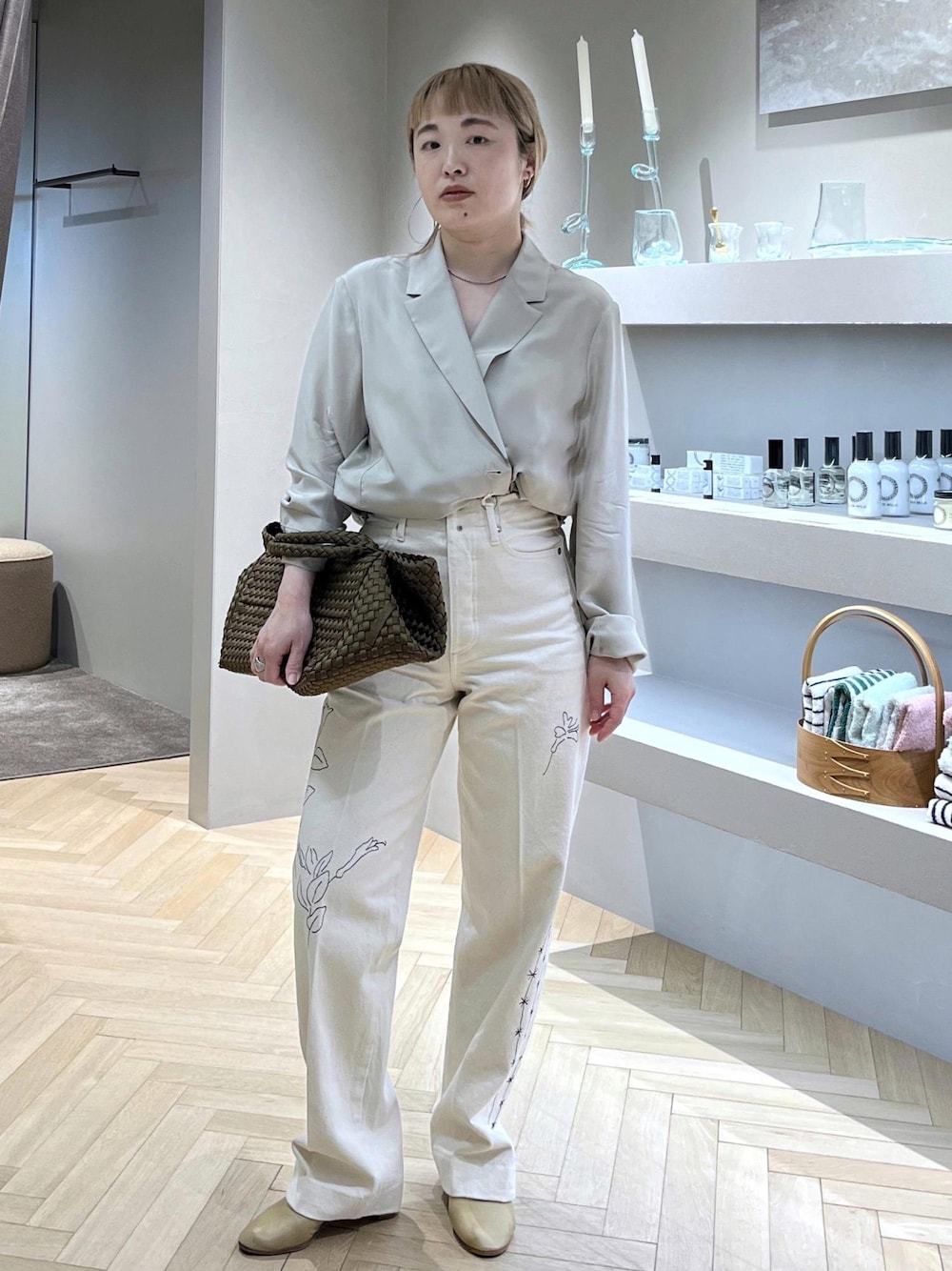 ベージュ系のテーラードジャケット、イエロー系のトートバッグ、ベージュ系のパンプスを着用したレディースの春コーディネートの1枚目の写真