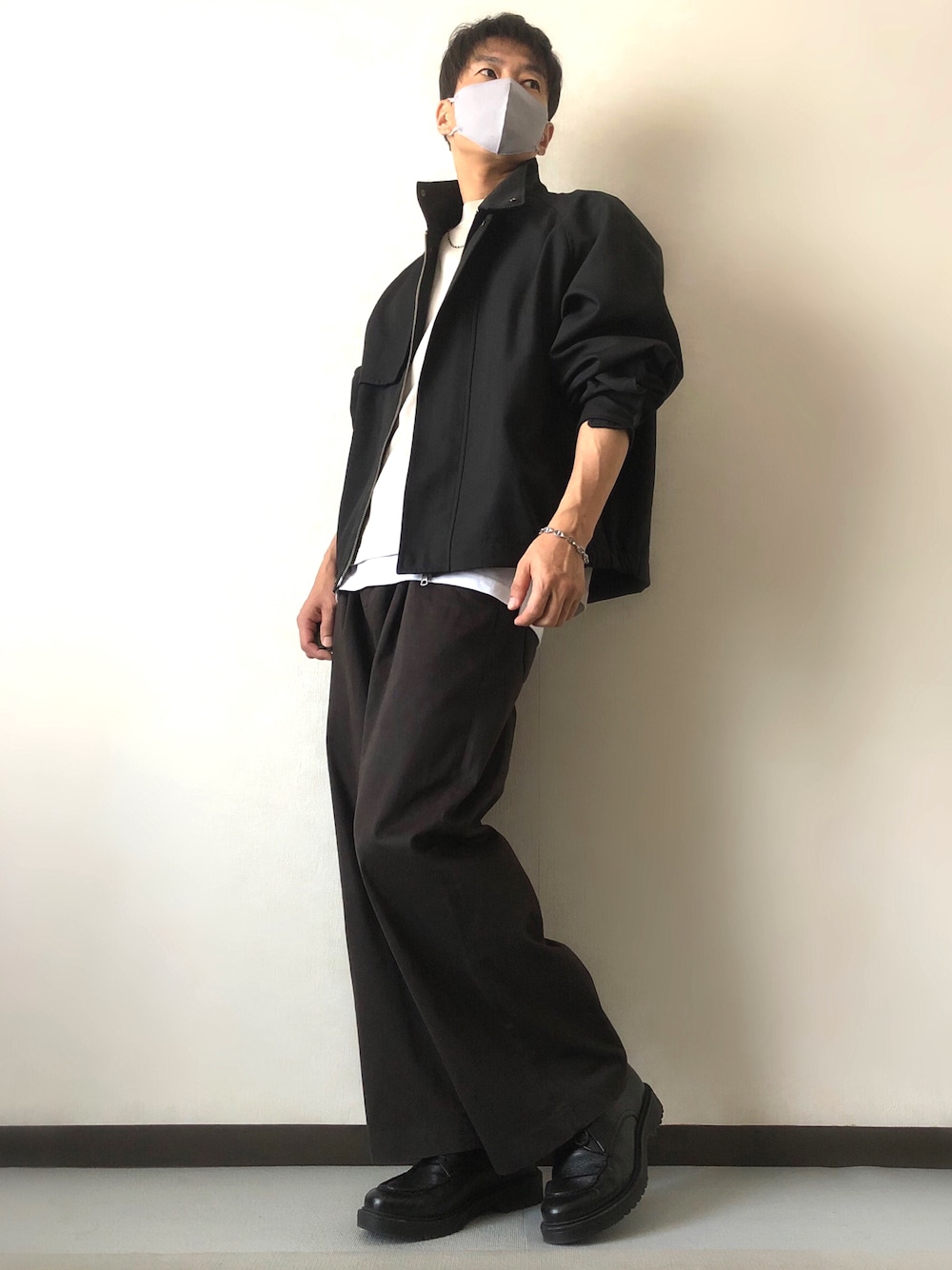 「春コーデ、厚底シューズ、腕まくり、ワイドパンツ、レイヤードスタイル、アースカラー、タンクトップ、ミリタリージャケット、大人カジュアル、プチプラコーデ、WYM、GU、モノトーンコーデ」｜「YArKAの【YArKA/ヤーカ】silver925 pole line ear cuff /シンプルイヤーカフ シルバー925（イヤーカフ、シルバー系）」を使った、takeさん（メンズ・173cm）の春コーディネートの1枚目の写真