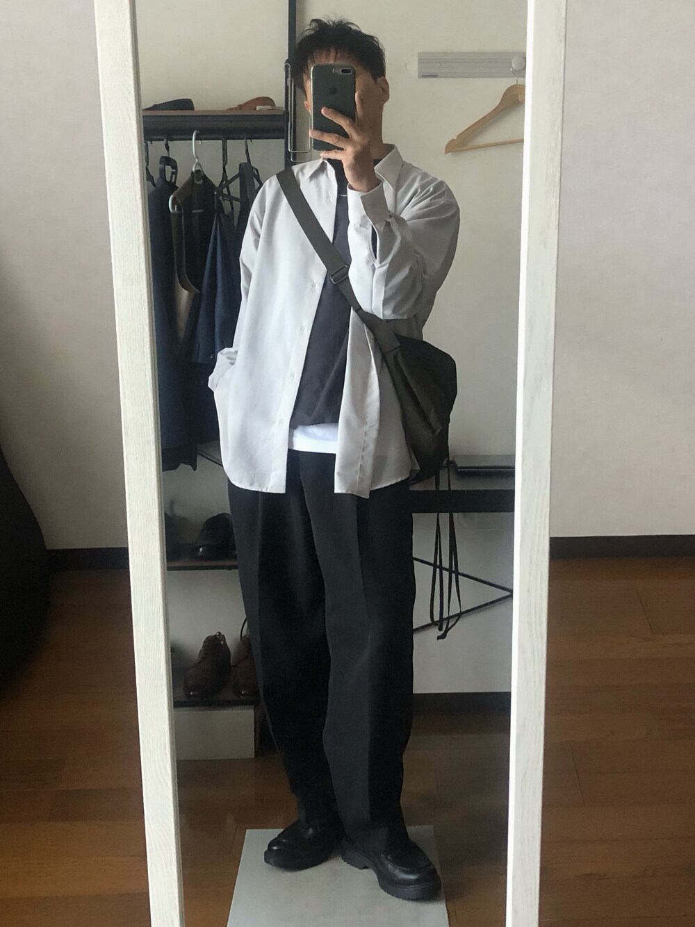 「春コーデ、シャツスタイル、シンプルコーデ、タンクトップ、プチプラ、レイヤードスタイル、GU、UNIQLO、WYM、厚底シューズ、大人カジュアル、シアーシャツ、ショルダーバッグ、白シャツ」｜「GUのSIZE:L（シャツ/ブラウス、グレー系）」を使った、takeさん（メンズ・173cm）の春コーディネートの1枚目の写真