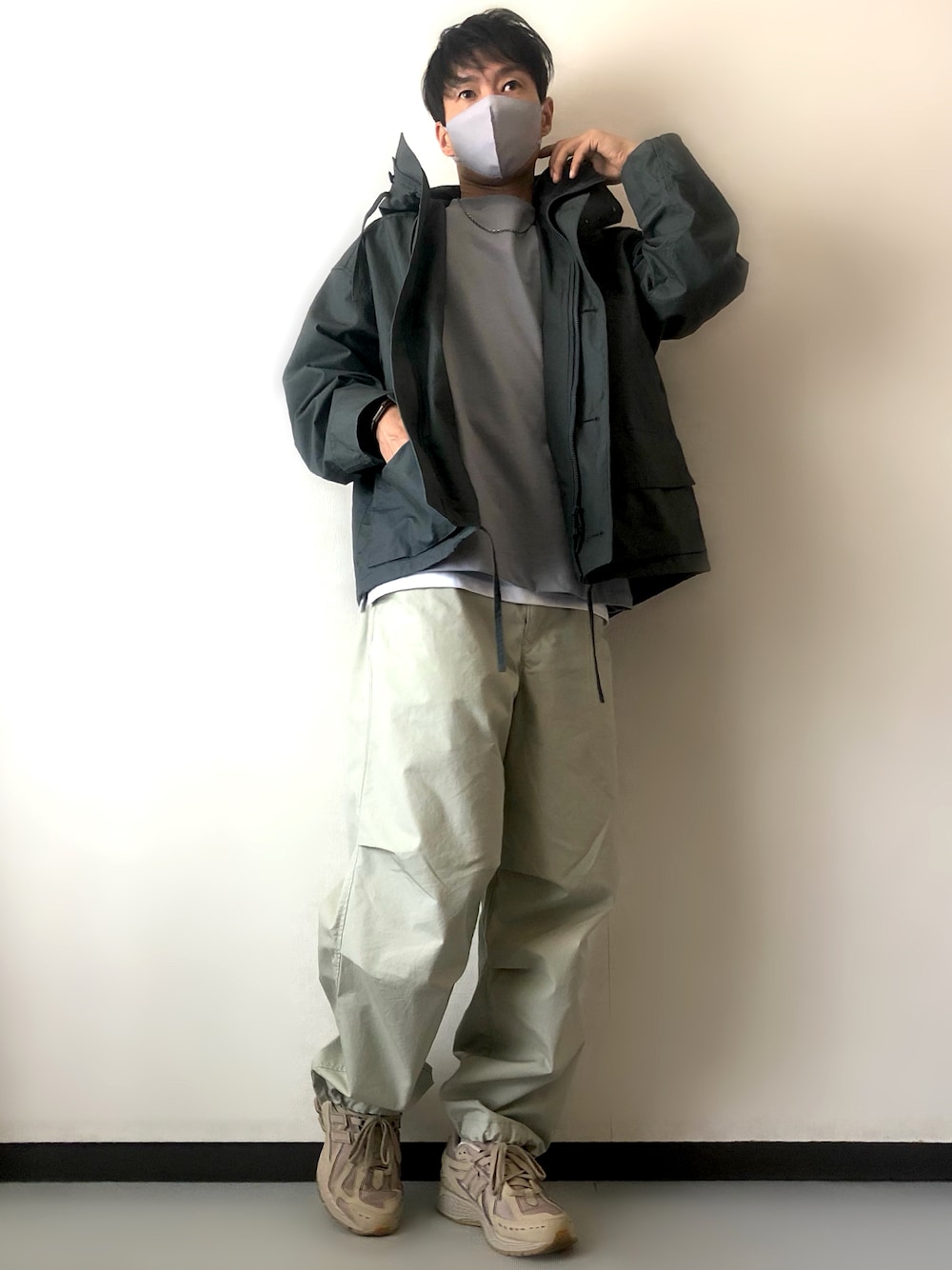 「休日スタイル、大人カジュアル、ベージュ、パラシュートパンツ、春アウター、春コーデ、UNIQLO U、WYM、きれいめカジュアル、カジュアルコーデ、プチプラコーデ、レイヤードスタイル、タンクトップ、ニューバランス」｜「UNIQLOのUNIQLO U リラックスパーカ SIZE:L  DARK GRAY（その他アウター、グレー系）」を使った、takeさん（メンズ・173cm）の春コーディネートの1枚目の写真