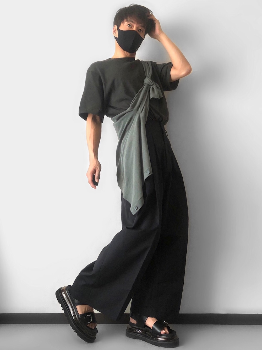 「カーディガン、リゾートスタイル、たすき掛け、シアートップス、ニットTシャツ、厚底サンダル、プチプラコーデ、きれいめカジュアル、大人コーデ、ワイトパンツ、アースカラー、夏コーデ、春夏コーデ、タックイン、着回しコーデ」｜「UNIQLOのニットTシャツ　08 DARK GRAY  SIZE:L（ニット/セーター、グレー系）」を使った、takeさん（メンズ・173cm）の春コーディネートの1枚目の写真