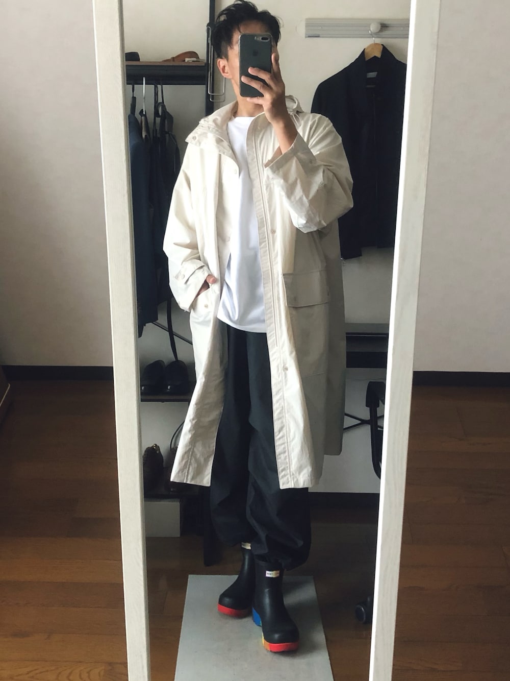 「雨の日コーデ、レインブーツ、UNIQLO、HUNTER、ロングコート、春コーデ、きれいめカジュアル、大人カジュアル、リラックススタイル、プチプラコーデ、プチプラ、オトナカジュアル」｜「UNIQLOのポケッタブルロンクコート  30natural  SIZE:M（その他アウター、ホワイト系）」を使った、takeさん（メンズ・173cm）の春コーディネートの1枚目の写真