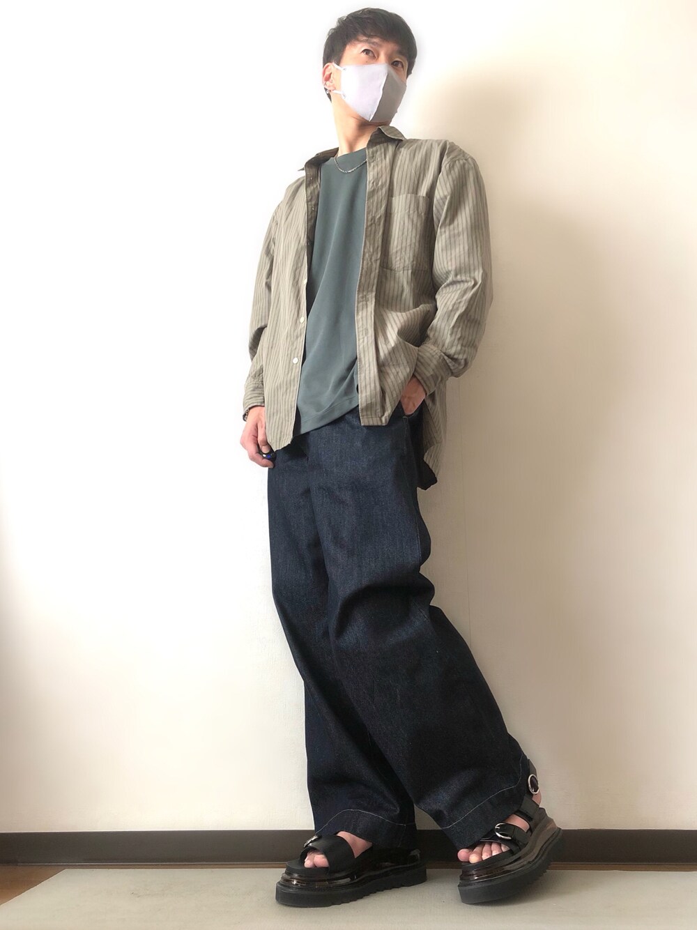 「春夏コーデ、きれいめカジュアル、プチプラ、厚底サンダル、シャツスタイル、デニムパンツ、GU、WYM、HARE、UNIQLO、サンダル、アースカラー、グリーン、ワイドパンツ、UNIQLO U」｜「YArKAの【YArKA/ヤーカ】silver925 pole line ear cuff /シンプルイヤーカフ シルバー925（イヤーカフ、シルバー系）」を使った、takeさん（メンズ・173cm）の春コーディネートの1枚目の写真