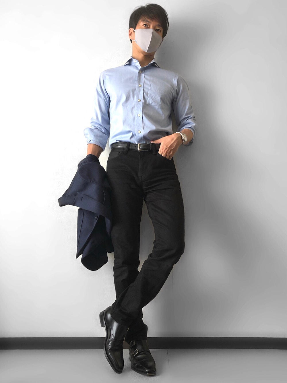 「クールビズ、セルビッチデニム、UNIQLO、サントーニ、デニムパンツ、出勤コーデ、シンプルスタイル、シャツスタイル、ビジネススタイル、ビジネスカジュアル、スリムパンツ」｜「UNIQLOのファインクロススーパーノンアイロンスリムフィットシャツ（セミワイドカラー・長袖・ポケットなし）（シャツ/ブラウス、ブルー系）」を使った、takeさん（メンズ・173cm）の春コーディネートの1枚目の写真