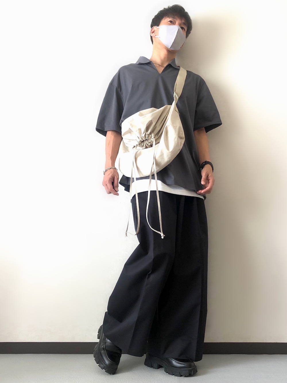 「春夏コーデ、シンプルコーデ、プチプラコーデ、大人カジュアル、厚底シューズ、モノトーン、GU、UNIQLO、きれいめカジュアル、ワイドパンツ、スキッパーシャツ、タンクトップ、ネックレス、オーバーサイズ、ショルダーバッグ」｜「UNIQLOのアイテム（ポロシャツ、グレー系）」を使った、takeさん（メンズ・173cm）の春コーディネートの1枚目の写真