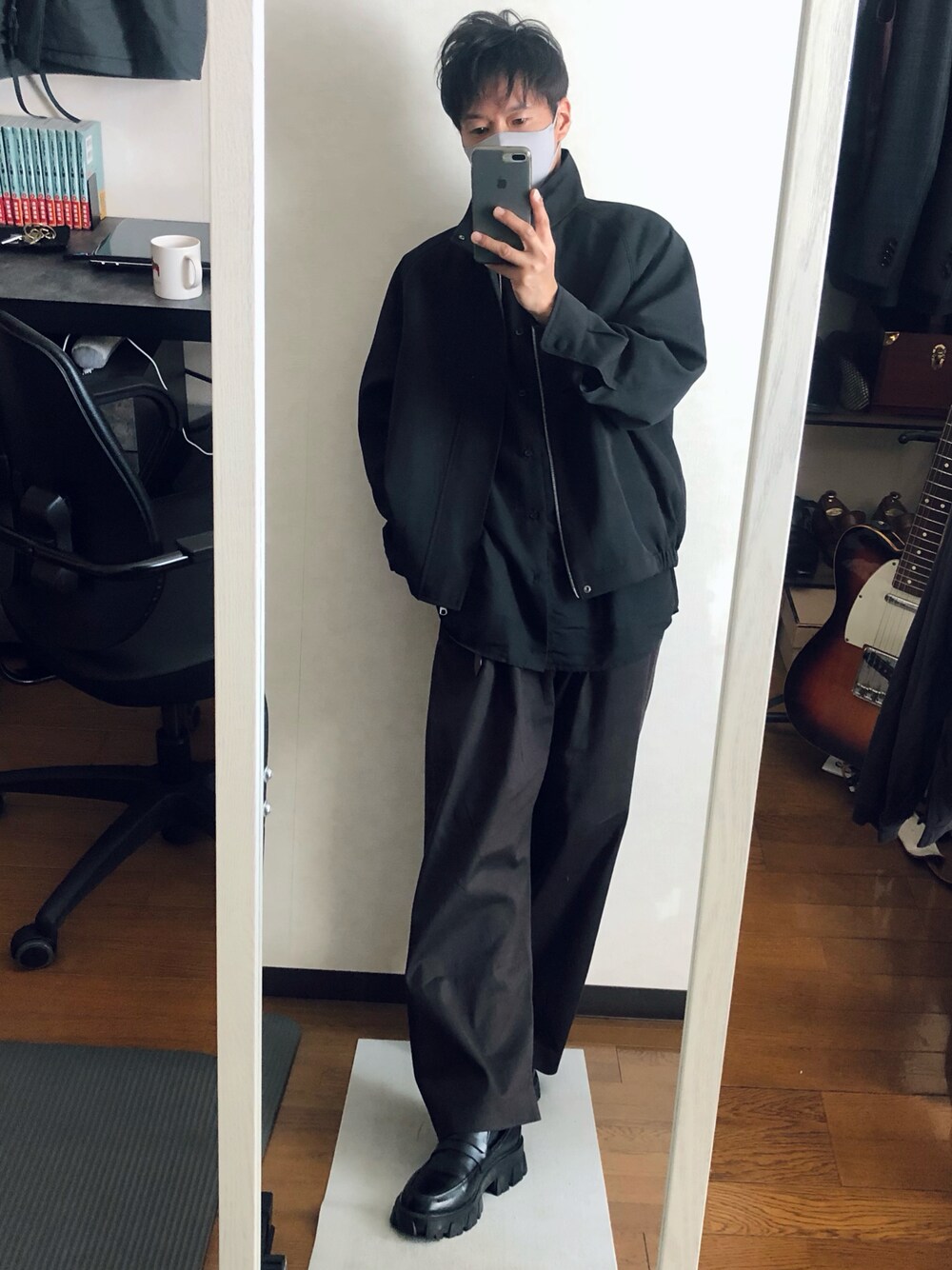 「春服デビュー宣言、春コーデ、ブラックコーデ、モノトーン、WYM、GU、厚底シューズ、シンプルコーデ、プチプラ、大人カジュアル、きれいめカジュアル、ワイドパンツ、シアーシャツ」｜「WYM LIDNMのMILITARY STAND HI TWISTED GABA BLOUSON SET-UP（ブルゾン、ブラック系）」を使った、takeさん（メンズ・173cm）の春コーディネートの1枚目の写真