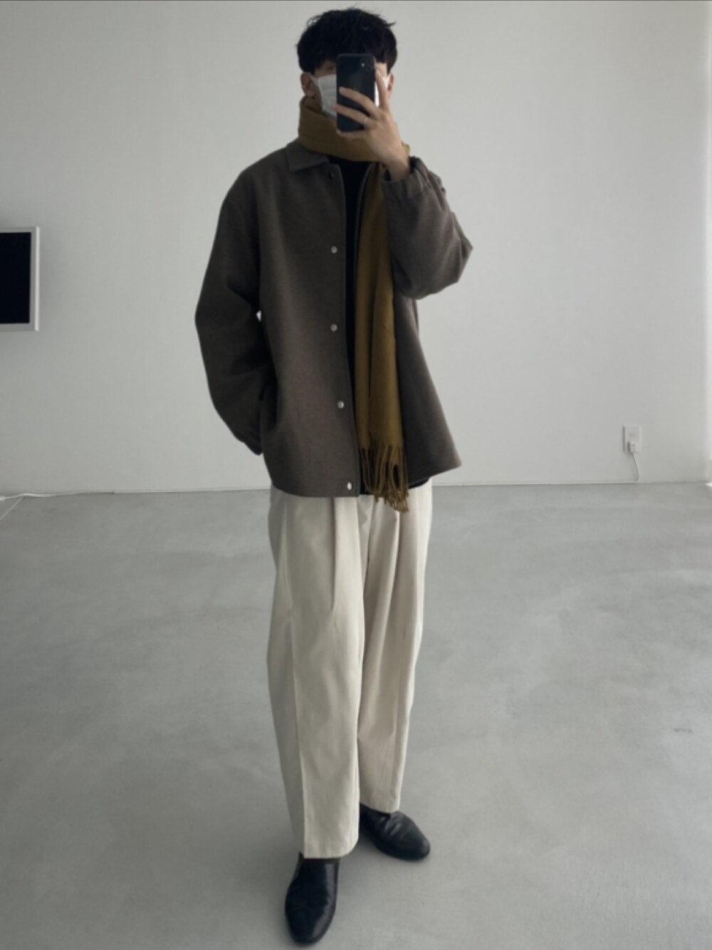 「マフラーぐるぐる、ホワイトコーデ、クリスマスに着たい服、ローファー、秋冬コーデ、オトナカジュアル、ワイドパンツ、remer、冬のコーデ、スラックス、きれいめカジュアル」｜「remerのloose tapered wide PT / ルーズテーパードワイドパンツ（その他パンツ、ホワイト系）」を使った、Ryunosuke  remerさん（メンズ・181cm）の冬コーディネートの1枚目の写真