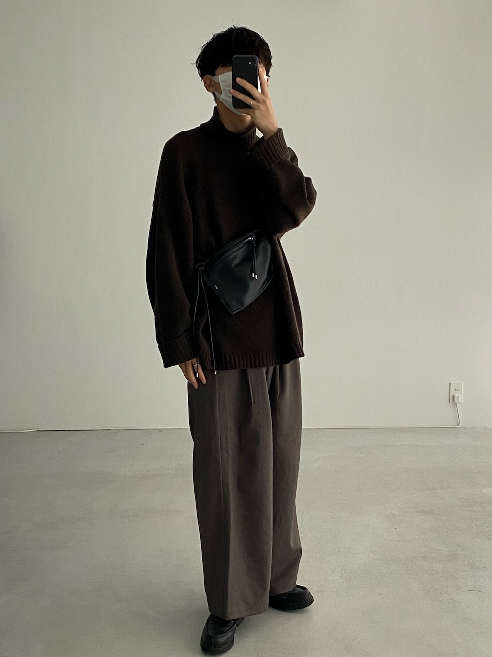 「remer、リメール、マイベストコーデ2022、クリスマスに着たい服、ブラウン、タートルネック、ローファー、タートルネックニット、大人コーデ、ゆるコーデ、スラックス、きれいめカジュアル」｜「remerのloose basic wool turtleneck over knit / ルーズベーシックウールタートルネックオーバーニット（ニット/セーター、ブラウン系）」を使った、Ryunosuke  remerさん（メンズ・181cm）の冬コーディネートの1枚目の写真