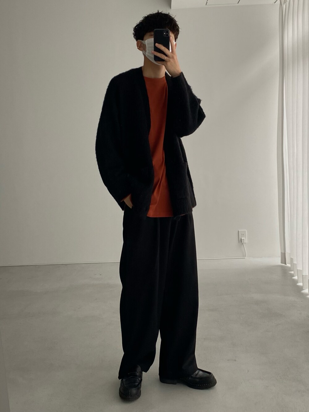 「赤、クリスマスに着たい服、マイベストコーデ2022、韓国ファッション、休日スタイル、メンズファッション、シンプルコーデ、きれいめカジュアル、革靴、冬コーデ、スラックス、カーディガン」｜「remerのloose double tuck wide PT / ルーズダブルタックワイドパンツ（その他パンツ、ブラック系）」を使った、Ryunosuke  remerさん（メンズ・181cm）の冬コーディネートの1枚目の写真