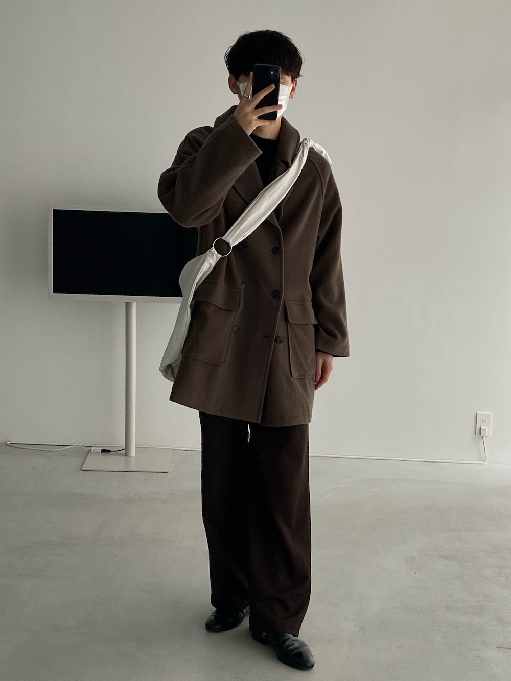 「ブラウン、ローファー、休日スタイル、韓国ファッション、クリスマスに着たい服、マイベストコーデ2022、remer、remerコーデ、冬、ショルダーバッグ、ショルダー、大人コーデ、インスタフォローしてね！、ゆるコーデ、ファッション好きと繋がりたい」｜「remerのloose semiwide straight PT (setup) / ルーズセミワイドストレートパンツ (セットアップ対応)（その他パンツ、ブラウン系）」を使った、Ryunosuke  remerさん（メンズ・181cm）の冬コーディネートの1枚目の写真