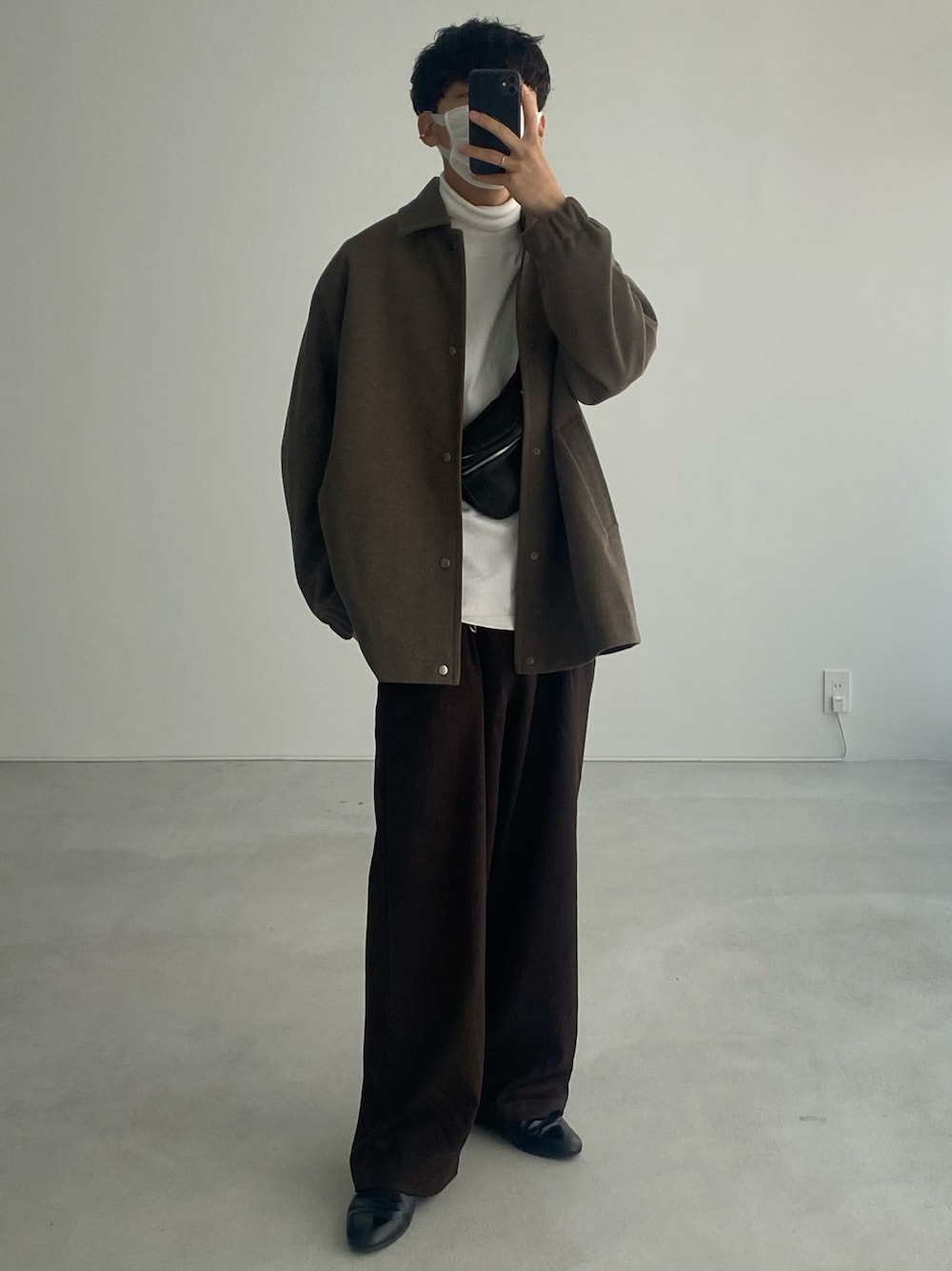 「クリスマスに着たい服、冬コーデ、休日スタイル、マイベストコーデ2022、韓国ファッション、スラックス、きれいめカジュアル、remer、オーバーサイズ、冬アウター、ジャケット、今日の服、ボディバッグ」｜「remerのloose semiwide straight PT (setup) / ルーズセミワイドストレートパンツ (セットアップ対応)（その他パンツ、ブラウン系）」を使った、Ryunosuke  remerさん（メンズ・181cm）の冬コーディネートの1枚目の写真