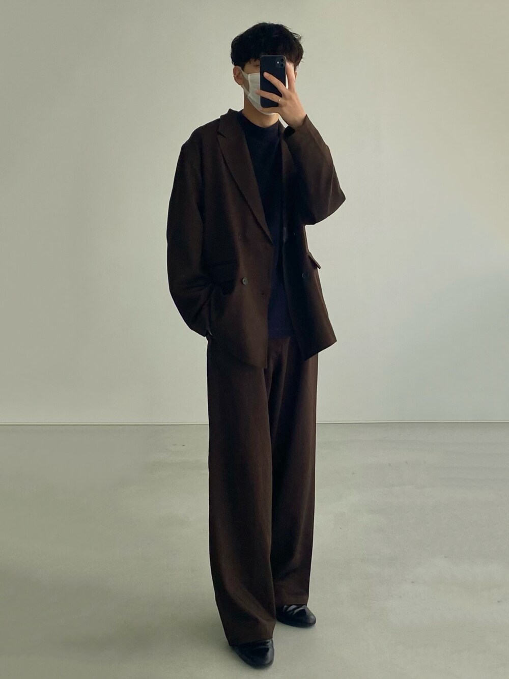 「セットアップ、きれいめコーディネート、キレイめコーデ、クリスマスに着たい服、韓国ファッション、休日スタイル、今日のコーデ、ブラウン、マイベストコーデ2022、スラックス、remer、remerコーデ、ローファー、革靴」｜「remerのloose double tailored over jacket (setup) / ルーズダブルテーラードオーバージャケット (セットアップ対応)（テーラードジャケット、ブラウン系）」を使った、Ryunosuke  remerさん（メンズ・181cm）の冬コーディネートの1枚目の写真