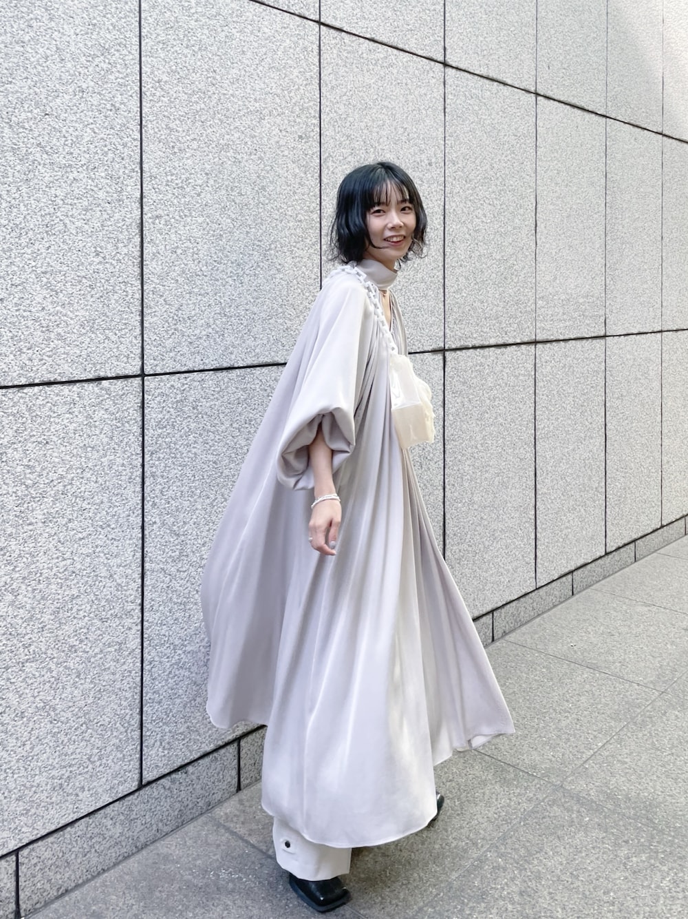 「ELIN、mamekurogouchi」｜「STUDIOUSの【ELIN/エリン)】《STUDIOUS別注》ボウタイドレス（ドレス、グレー系）」を使った、SHIHOさん（レディース・158cm）の冬コーディネートの1枚目の写真