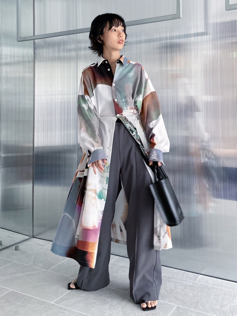 「Ujoh、courtney orla、レイヤードスタイル、ワンピーススタイル、ワンピース着回し」｜「Courtney Orlaの【Courtney Orla/コートニーオーラ】CURVE TOTE s/トートバッグ（トートバッグ、ブラック系）」を使った、SHIHOさん（レディース・158cm）の夏コーディネートの1枚目の写真