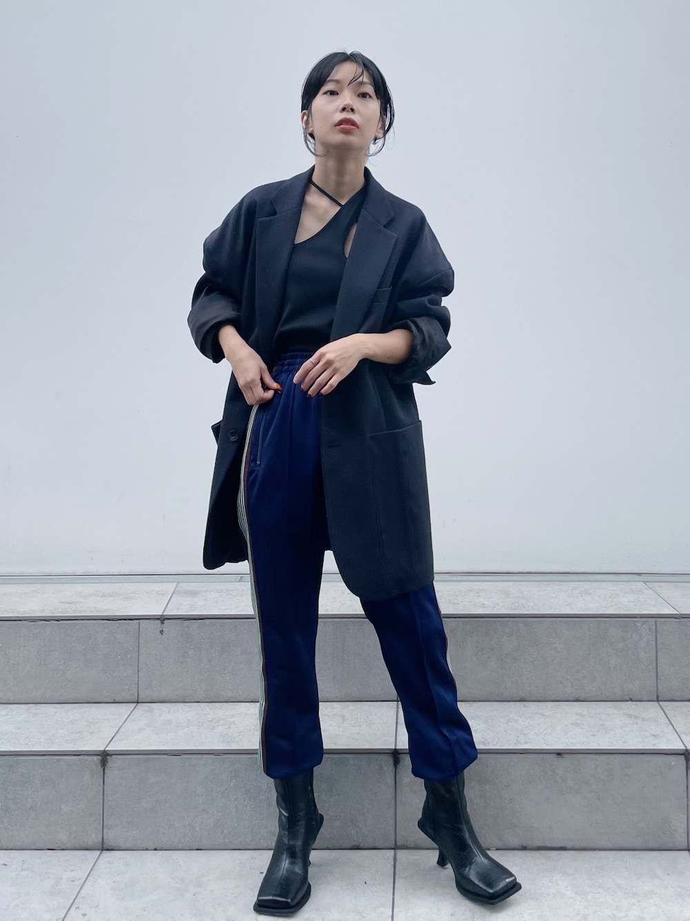 「NEEDLES、トラックパンツ、ジャケットスタイル、ジャケット、ジャケットコーデ、オーバーサイズ」｜「STUDIOUSの【STUDIOUS/ステュディオス】スクエアトゥブーツ（ブーツ、ブラック系）」を使った、SHIHOさん（レディース・158cm）の夏コーディネートの1枚目の写真