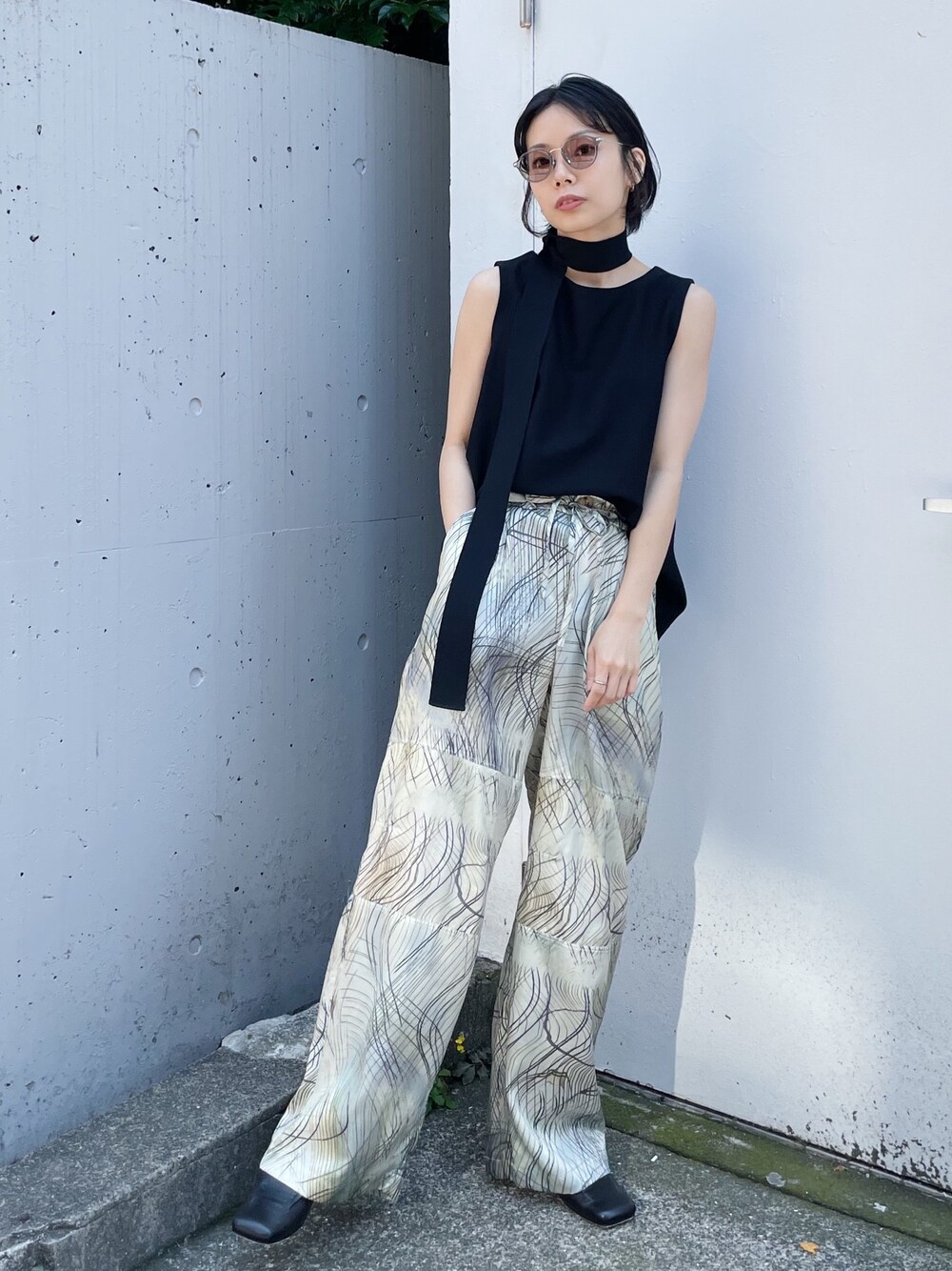 「WRAPINKNOT、IHNN、BLANC」｜「WRAPINKNOTの【WRAPINKNOT/ラッピンノット】《STUDIOUS別注》ノースリーブ2WAYトップス（Tシャツ/カットソー、ブラック系）」を使った、SHIHOさん（レディース・158cm）の春コーディネートの1枚目の写真