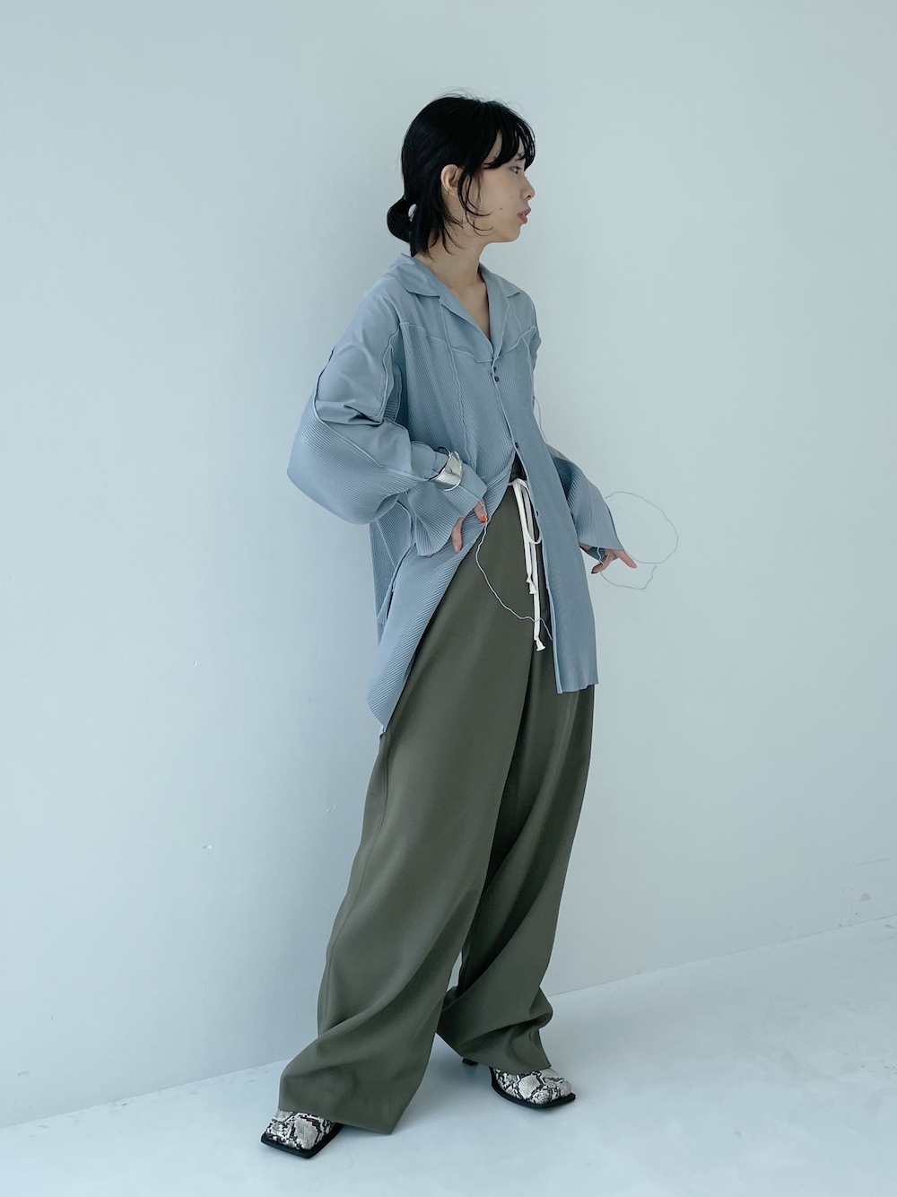 「kotohayokozawa、開襟シャツ、ブーツ、カラー×コーデ、カラーコーデ」｜「STUDIOUSの【STUDIOUS/ステュディオス】スクエアトゥブーツ（ブーツ、その他）」を使った、SHIHOさん（レディース・158cm）の夏コーディネートの1枚目の写真
