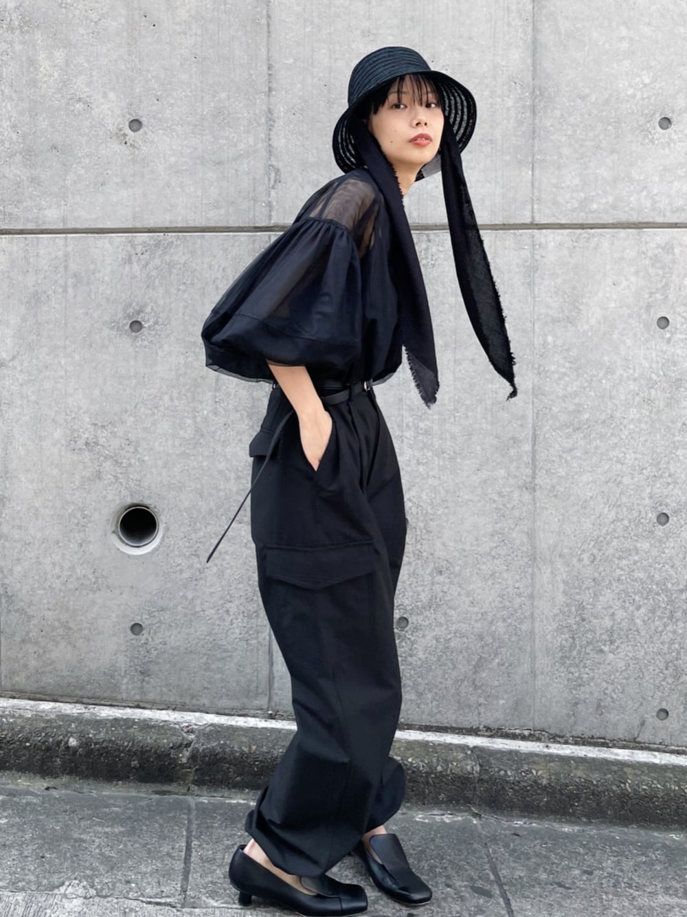 「モノトーンコーデ」｜「La Maison de Lyllisの【La maison de Lyllis/ラメゾンドリリス】CLOCHE SCARF/クロシェスカーフ（ハット、ブラック系）」を使った、SHIHOさん（レディース・158cm）の春コーディネートの1枚目の写真