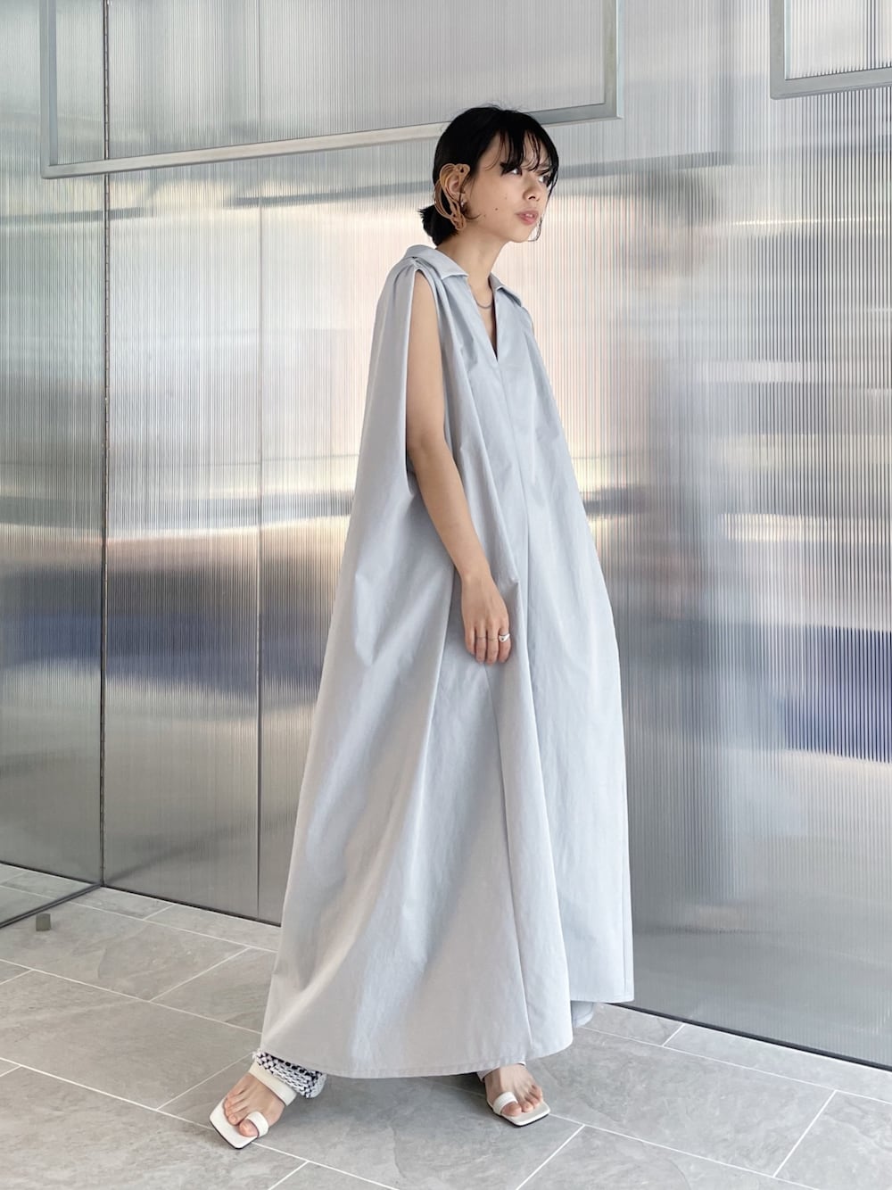 「ワンピース、ワンピーススタイル」｜「08sircusの【08sircus/08サーカス】 《STUDIOUS別注》Vネックウォッシャブルワンピース（ワンピース、ブルー系）」を使った、SHIHOさん（レディース・158cm）の春コーディネートの1枚目の写真