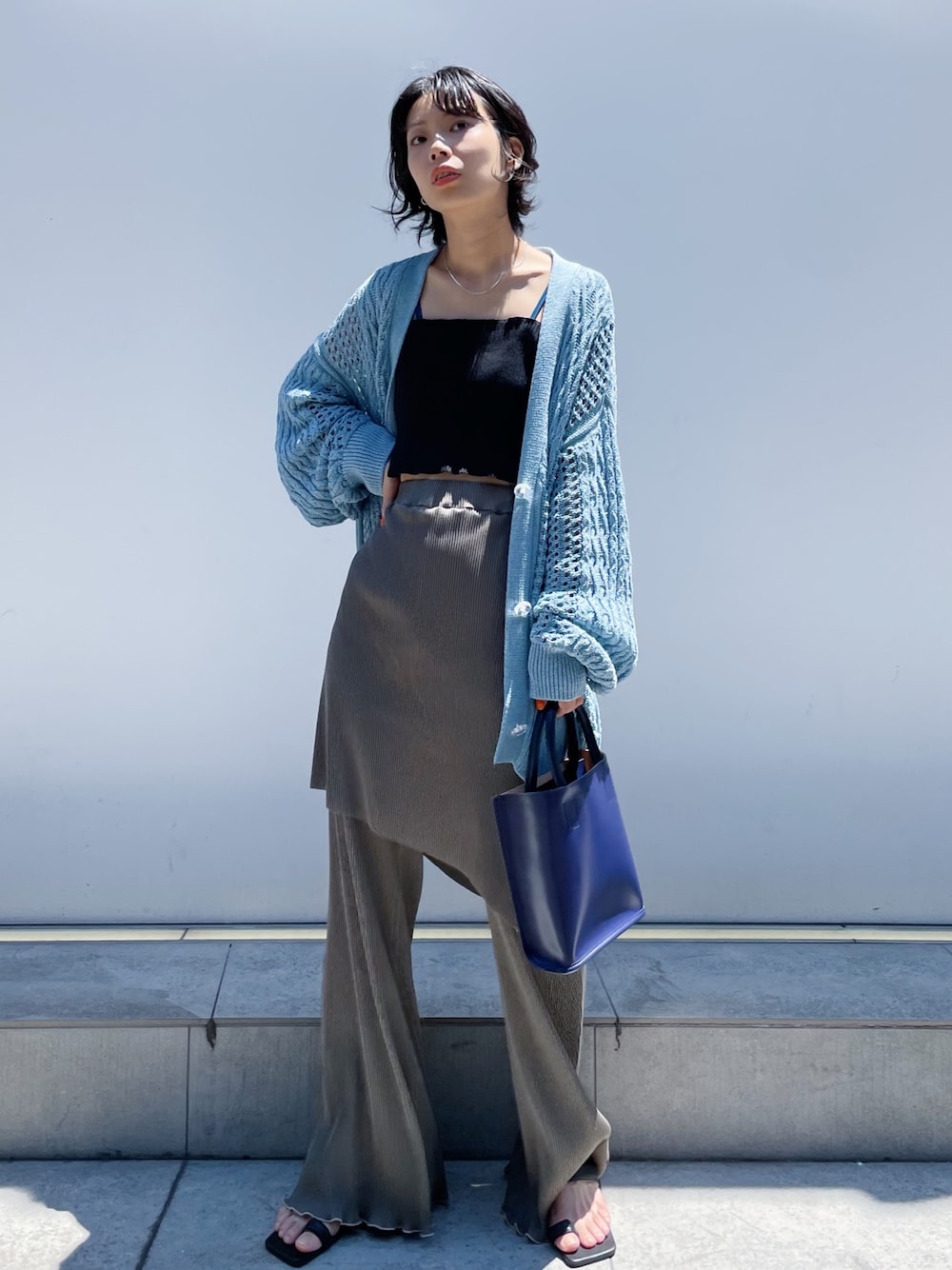 「kotohayokozawa、WRAPINKNOT、サマーニット、ユニセックス、オーバーサイズニット」｜「Courtney Orlaの【Courtney Orla/コートニーオーラ】CURVE TOTE s/トートバッグ（トートバッグ、ブルー系）」を使った、SHIHOさん（レディース・158cm）の夏コーディネートの1枚目の写真