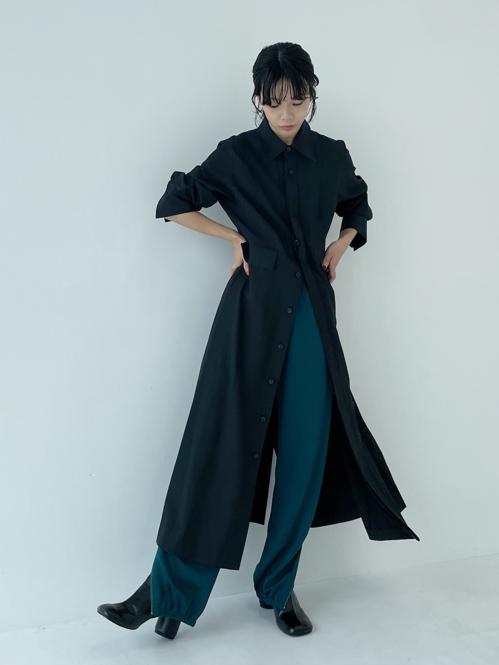 「ワンピースコーデ、ワンピース着回し、NEEDLES」｜「STUDIOUSの【STUDIOUS/ステュディオス】ラウンドシェイプブーツ（ブーツ、ブラック系）」を使った、SHIHOさん（レディース・158cm）の夏コーディネートの1枚目の写真