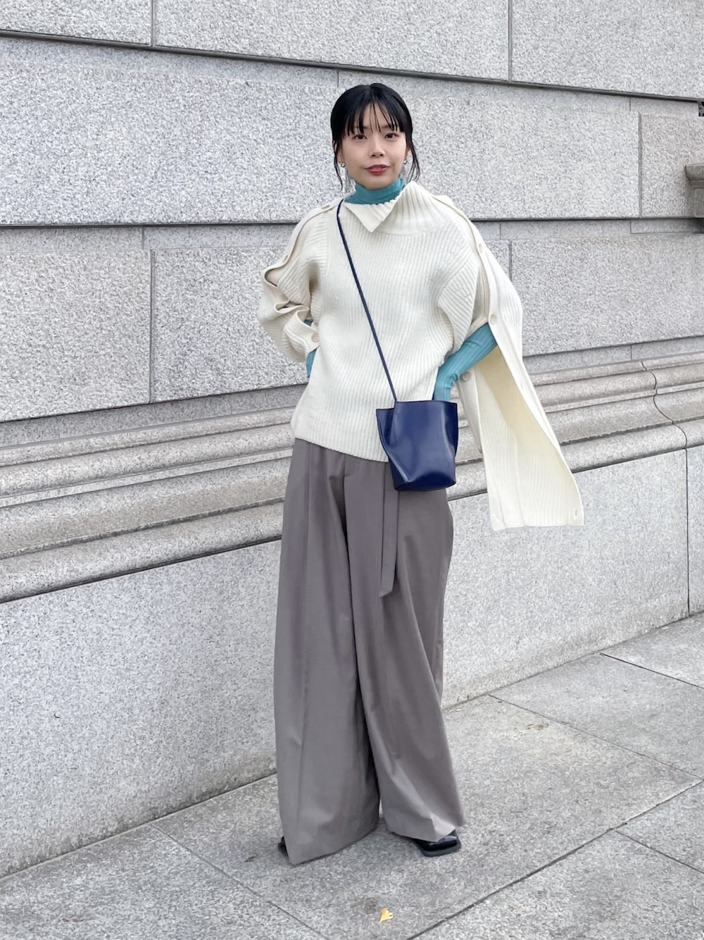 「レイヤードスタイル、ボタンニット、白ニット、beautiful people、IHNN」｜「STUDIOUSの【STUDIOUS/ステュディオス】スクエアトゥブーツ（ブーツ、ブラック系）」を使った、SHIHOさん（レディース・158cm）の冬コーディネートの1枚目の写真
