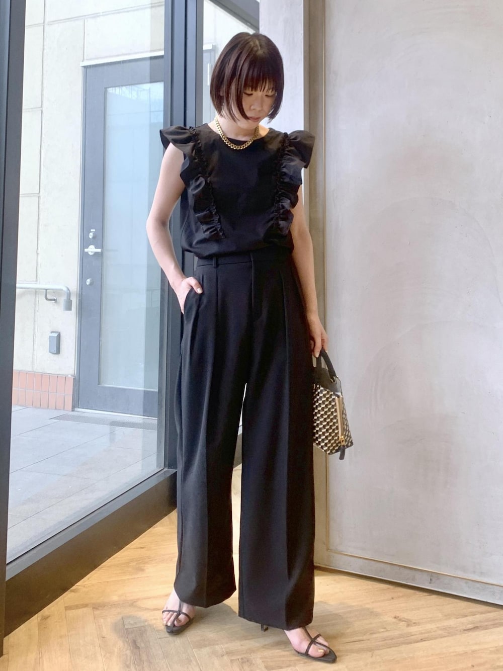 「GGX83510、ROPÉ、ÉPOR、Y BAG、MONOGRAM BAG、夏トップス、カットソー、パンツ、セール、23SS夏の新作、通勤、オフィスカジュアル、お出かけ、高身長」｜「ROPE'のナロークロスストラップヒールサンダル（サンダル、ブラック系）」を使った、sugaさん（レディース・162cm）の夏コーディネートの1枚目の写真
